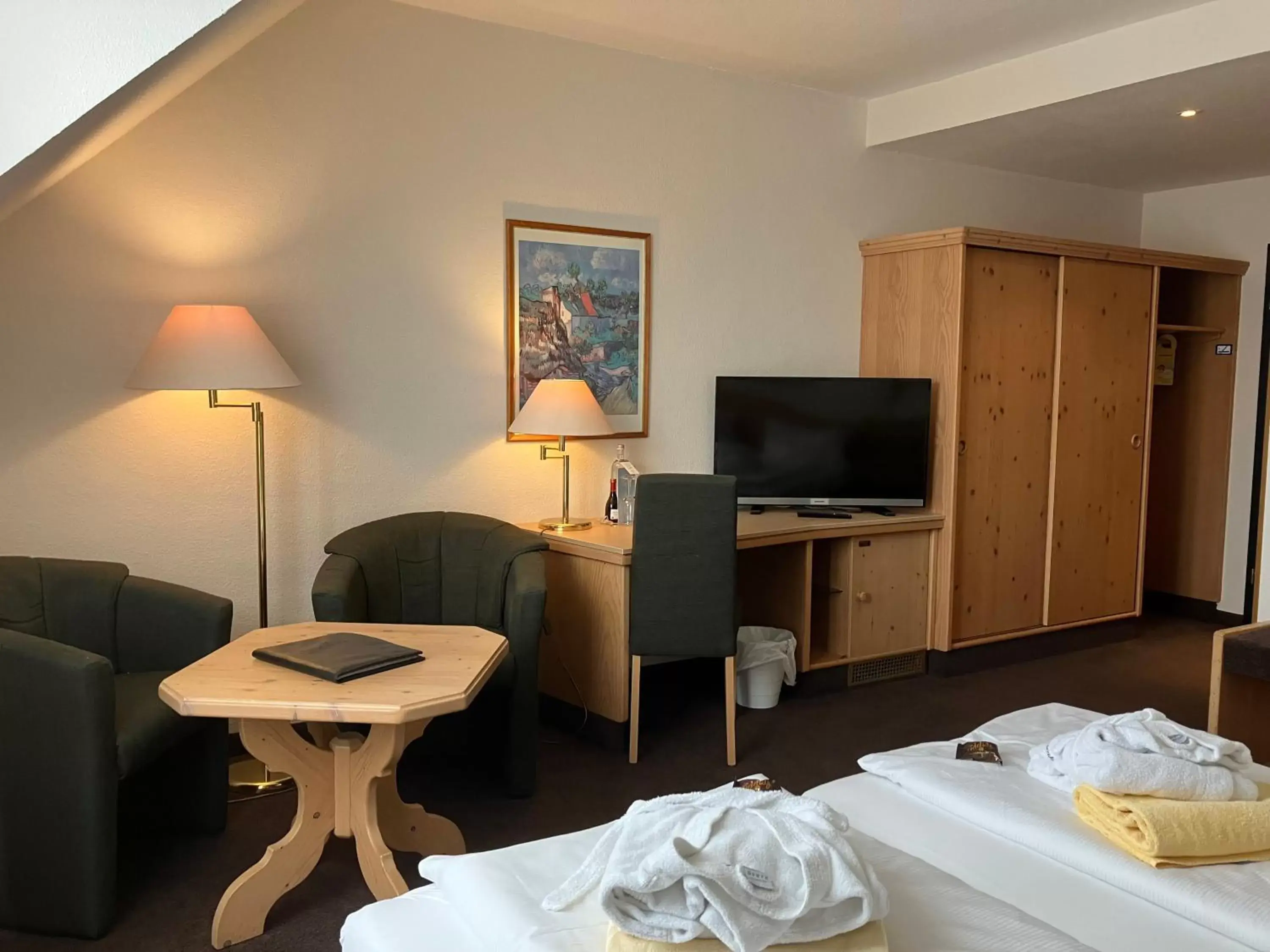 Bed, TV/Entertainment Center in Sonnenhotel Hoher Hahn