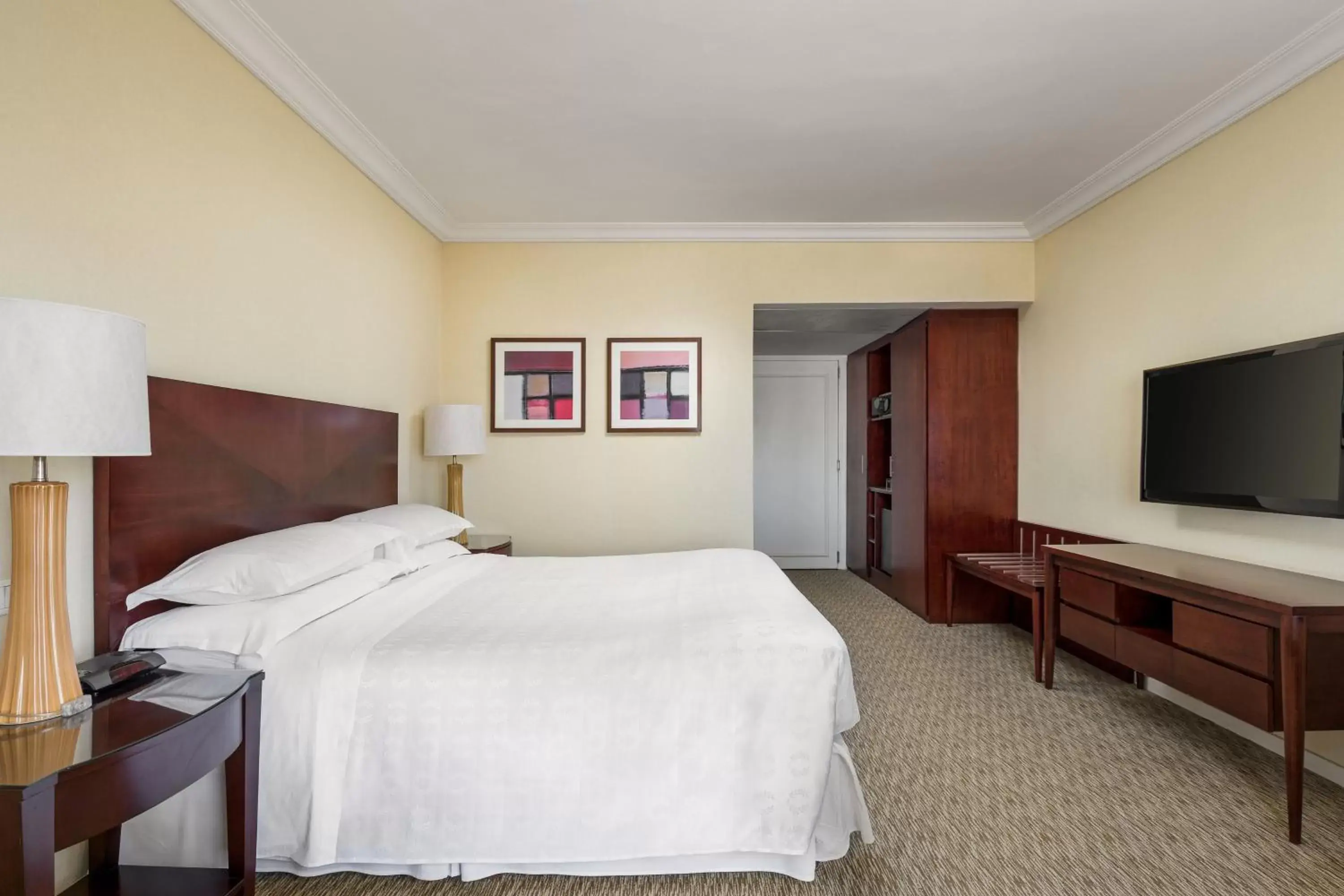 Photo of the whole room, Bed in Sheraton Buenos Aires Hotel & Convention Center