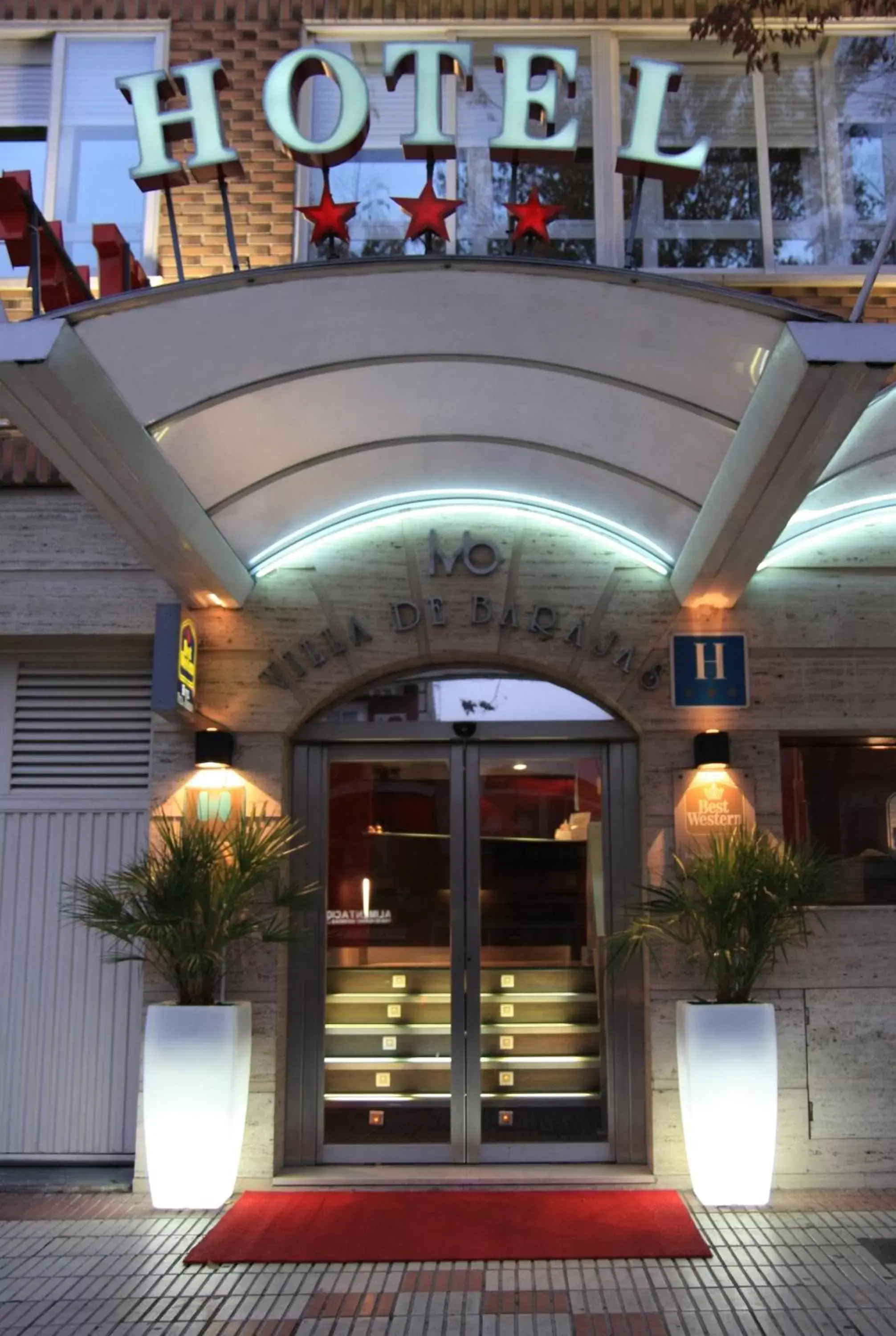Facade/entrance in Hotel Villa de Barajas