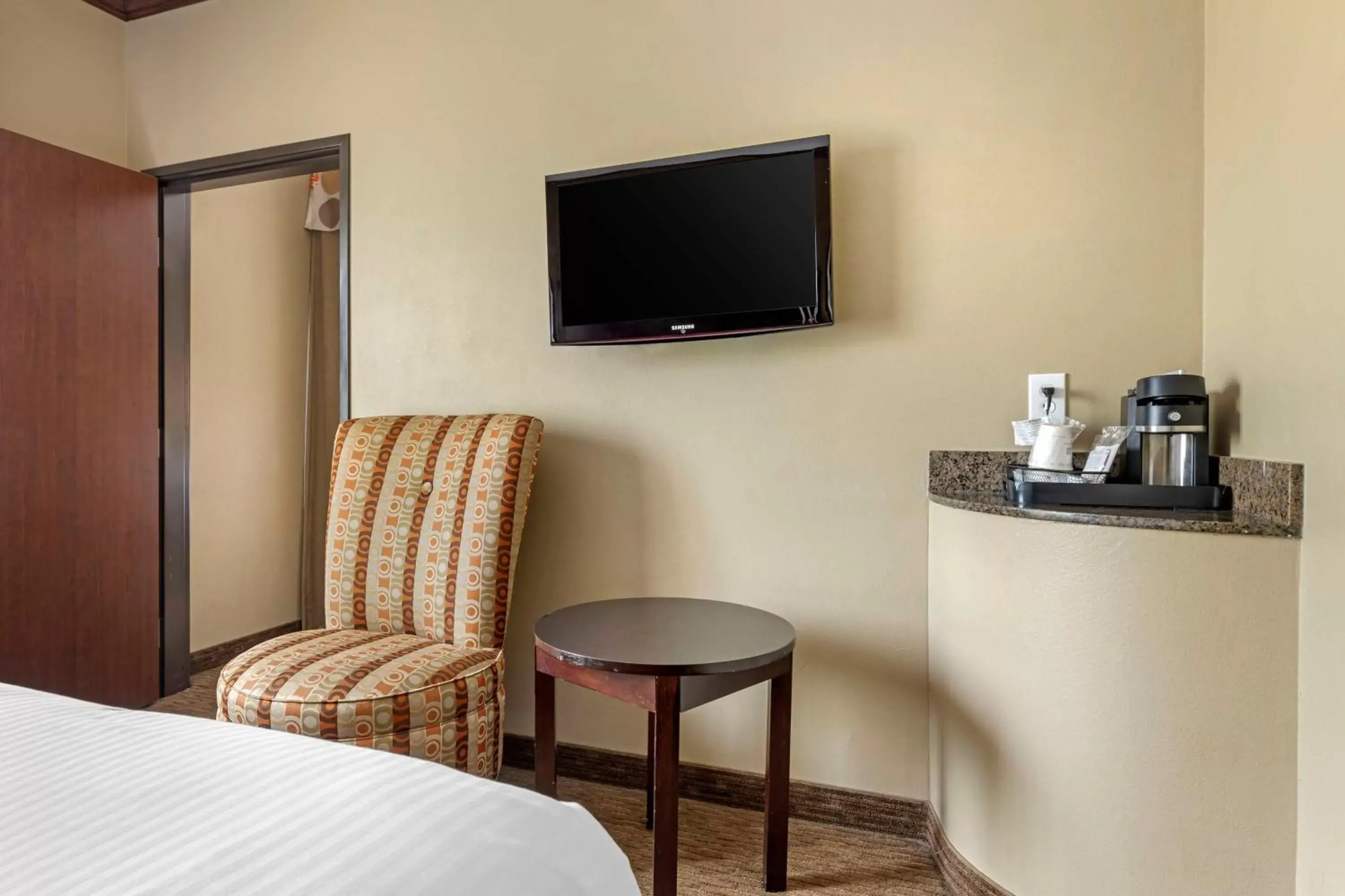 Photo of the whole room, TV/Entertainment Center in Best Western Plus Hotel and Suites Denison