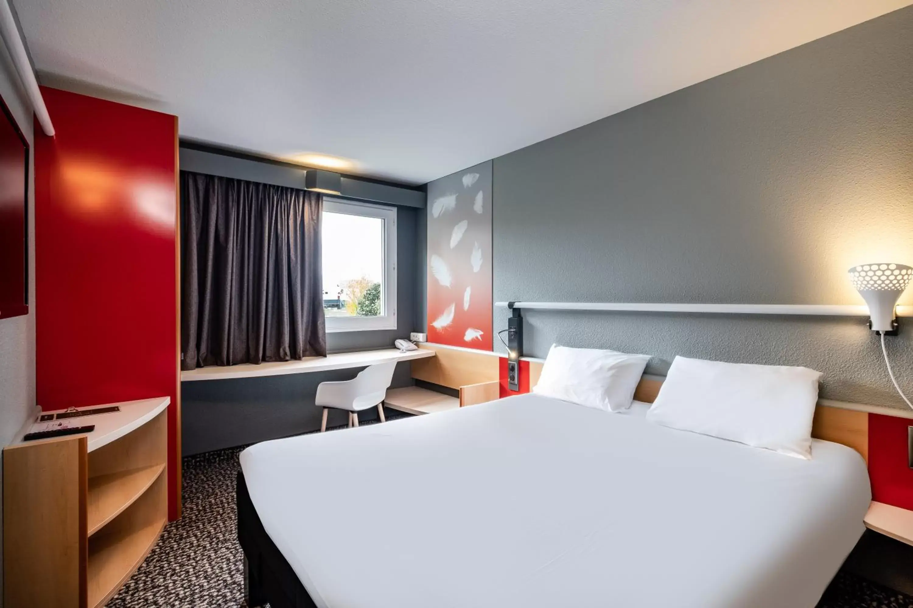 Bed in ibis Amboise