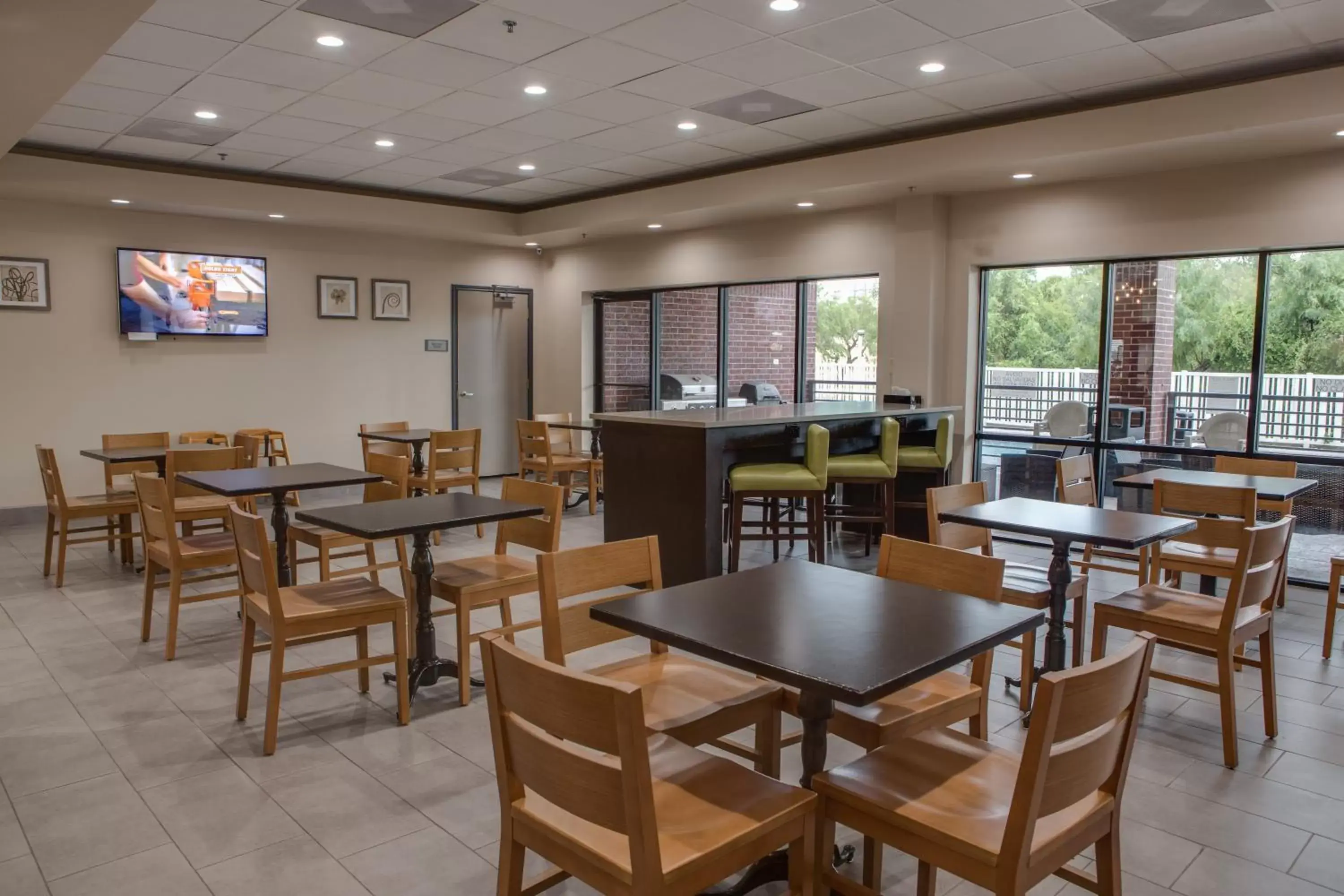 Communal lounge/ TV room, Restaurant/Places to Eat in Country Inn & Suites by Radisson, Harlingen, TX