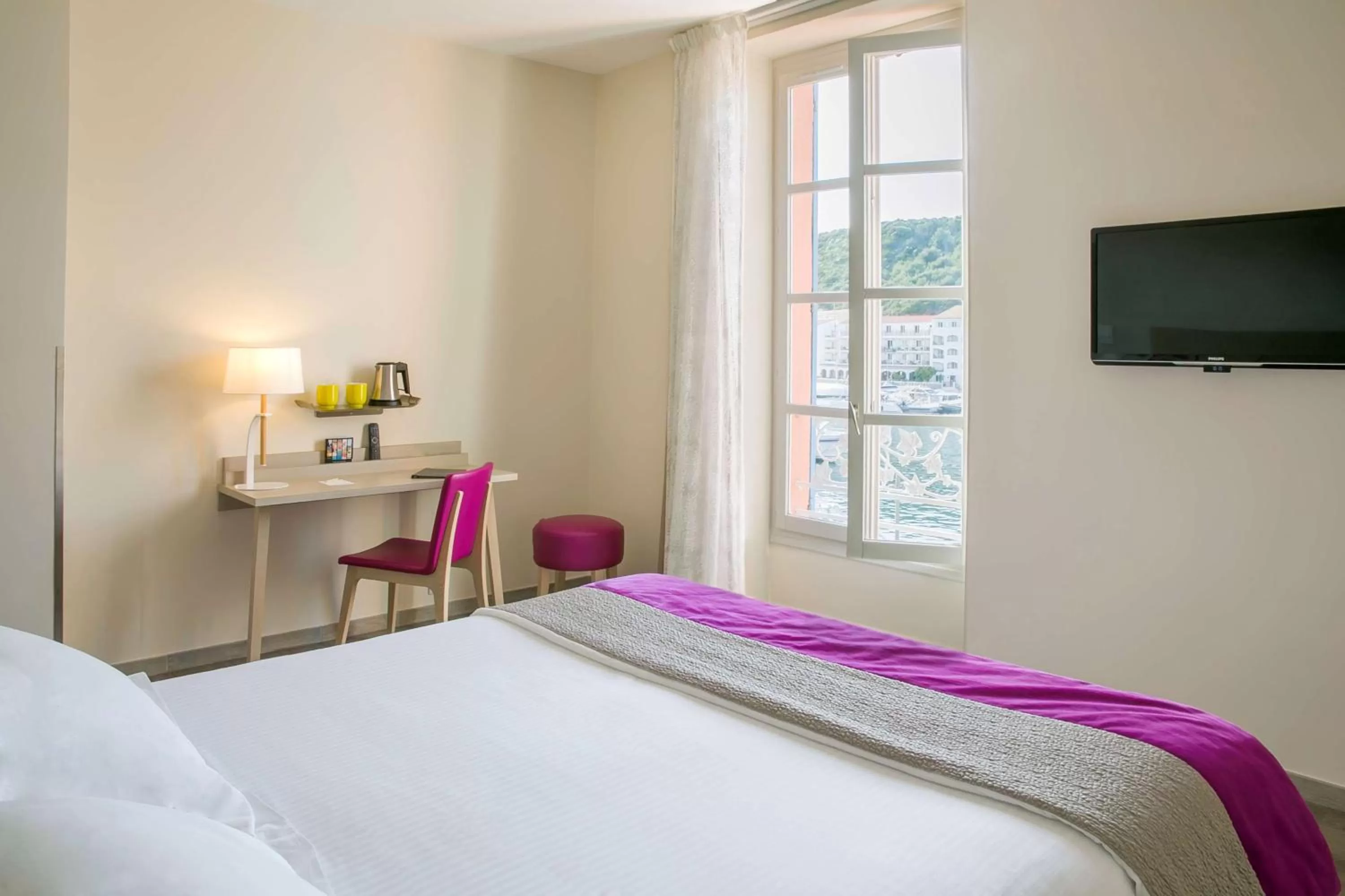 Photo of the whole room, Bed in Best Western Hotel du Roy d'Aragon