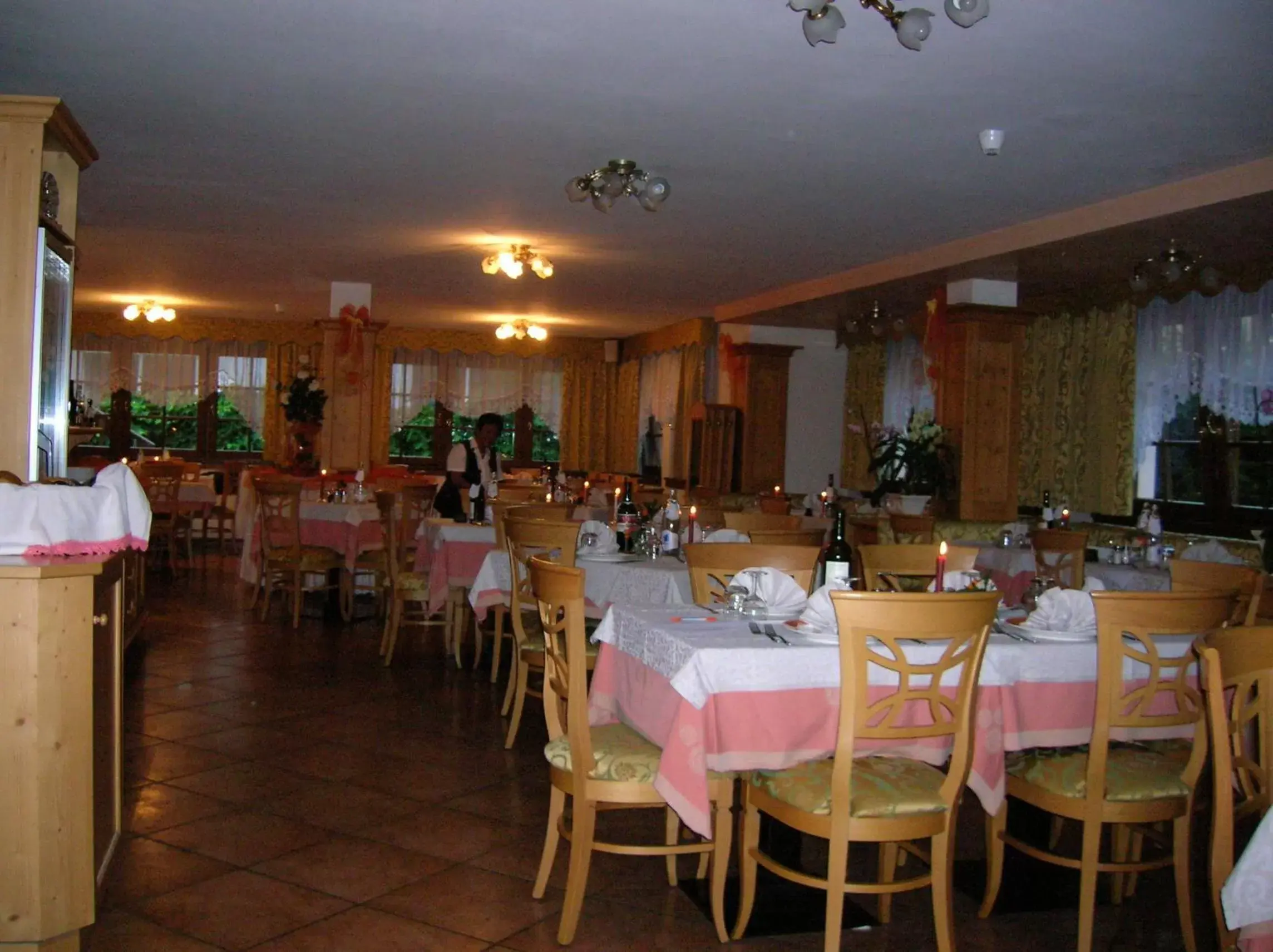 Restaurant/Places to Eat in Hotel Villa Fosine