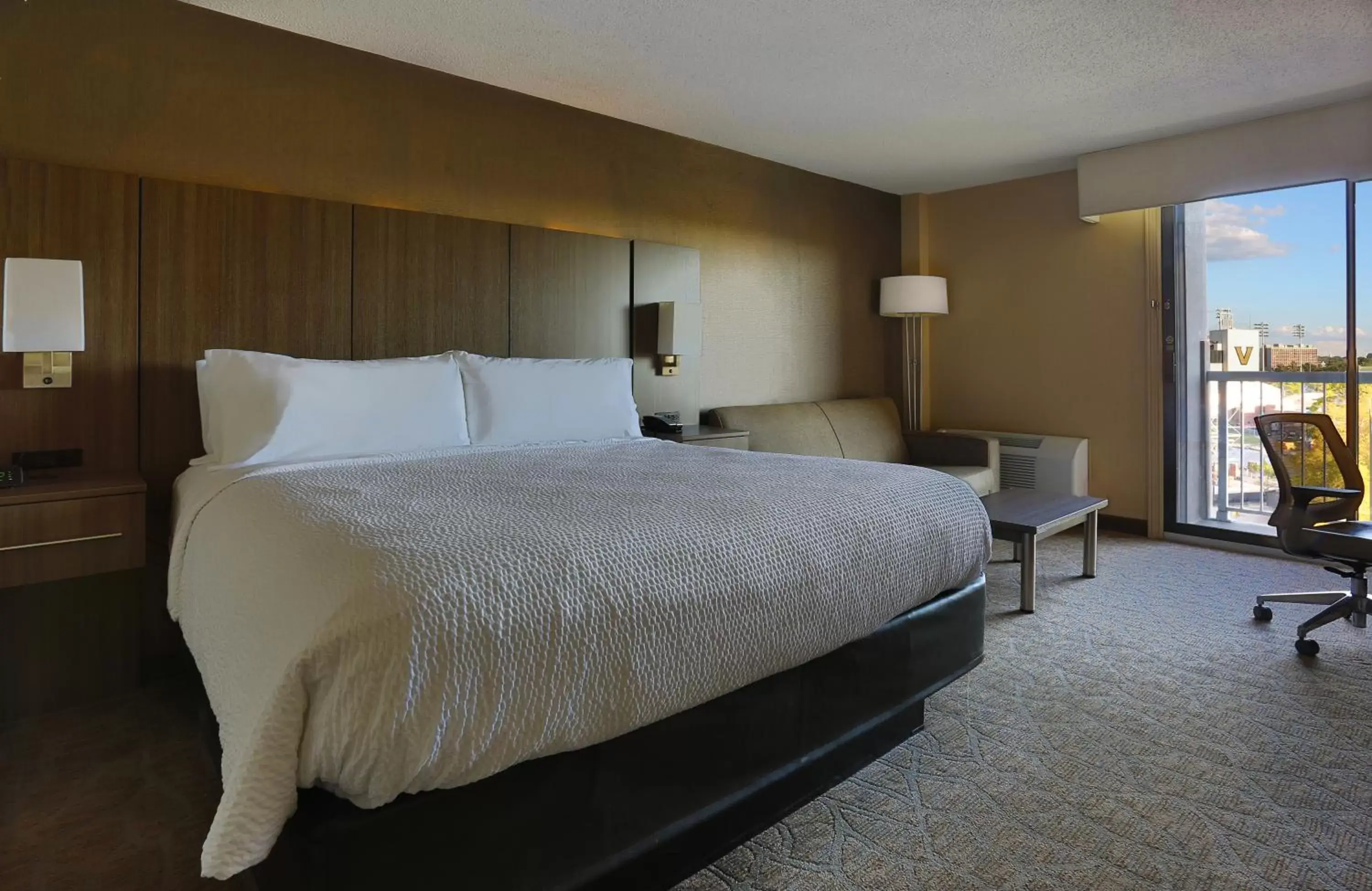 King Room with Sofa Bed in Holiday Inn Nashville Vanderbilt, an IHG Hotel