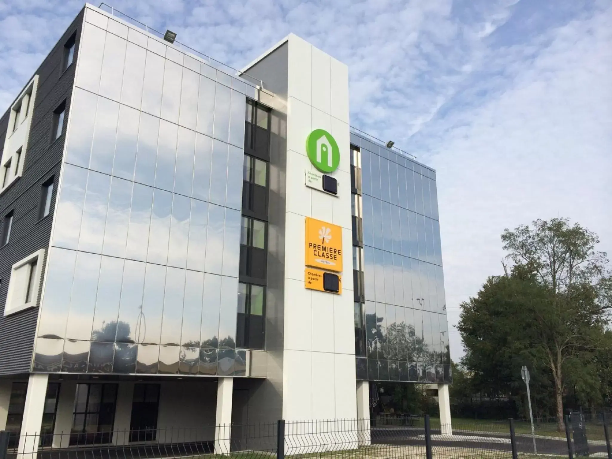 Facade/entrance, Property Building in Campanile Bordeaux Ouest - Mérignac Aéroport