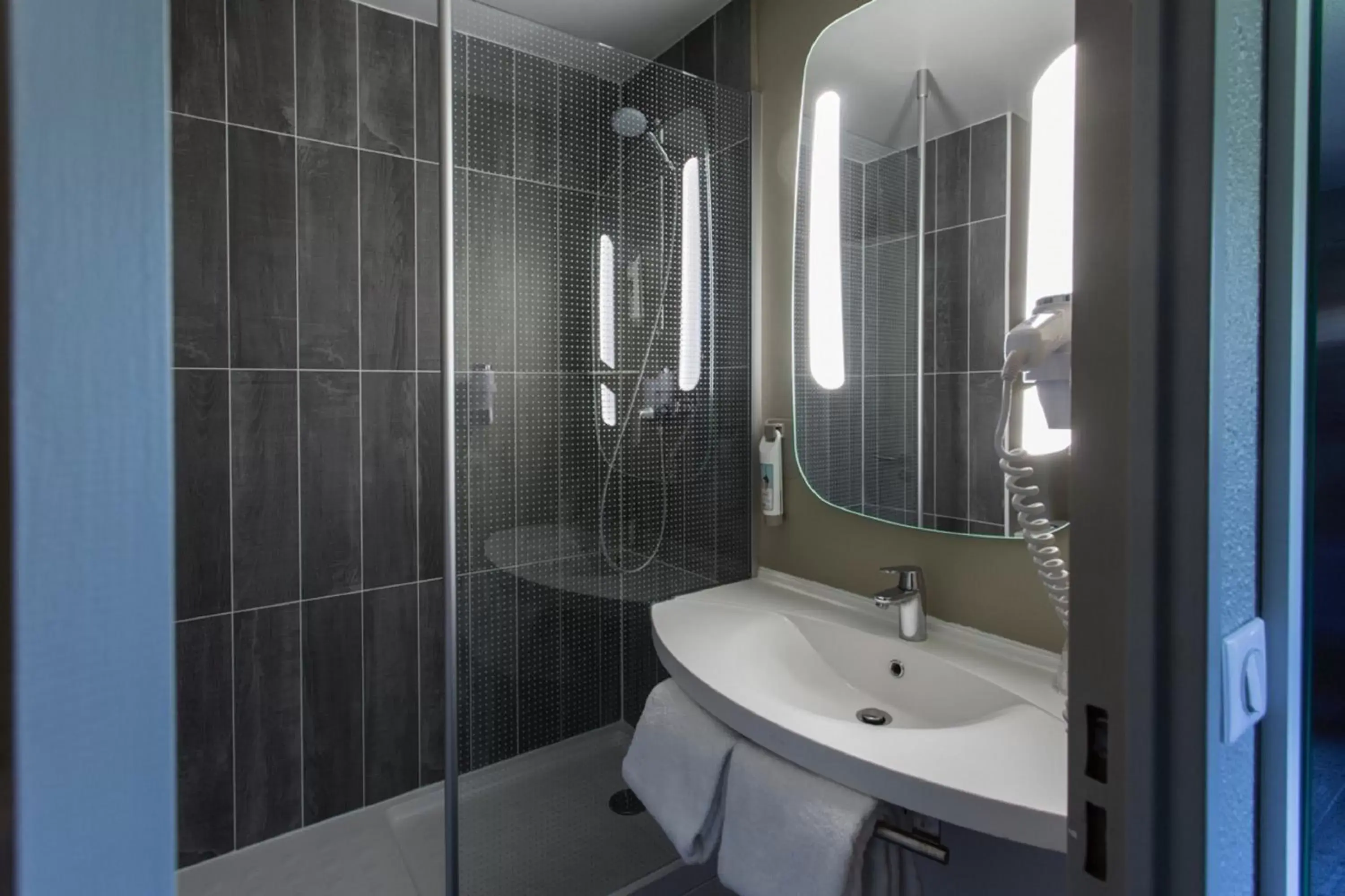 Shower, Bathroom in ibis Senlis