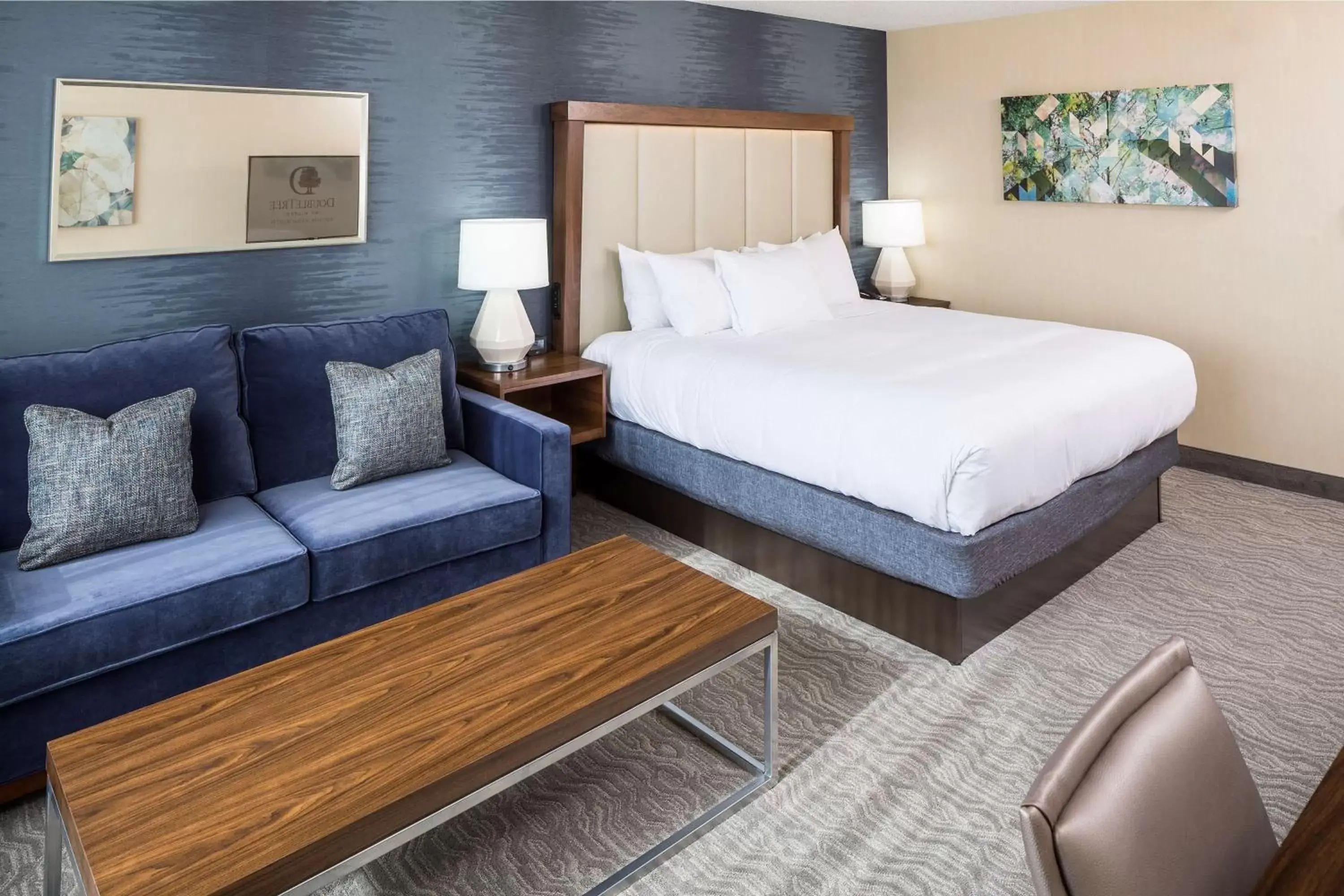 Bedroom, Bed in DoubleTree by Hilton Boston-Andover