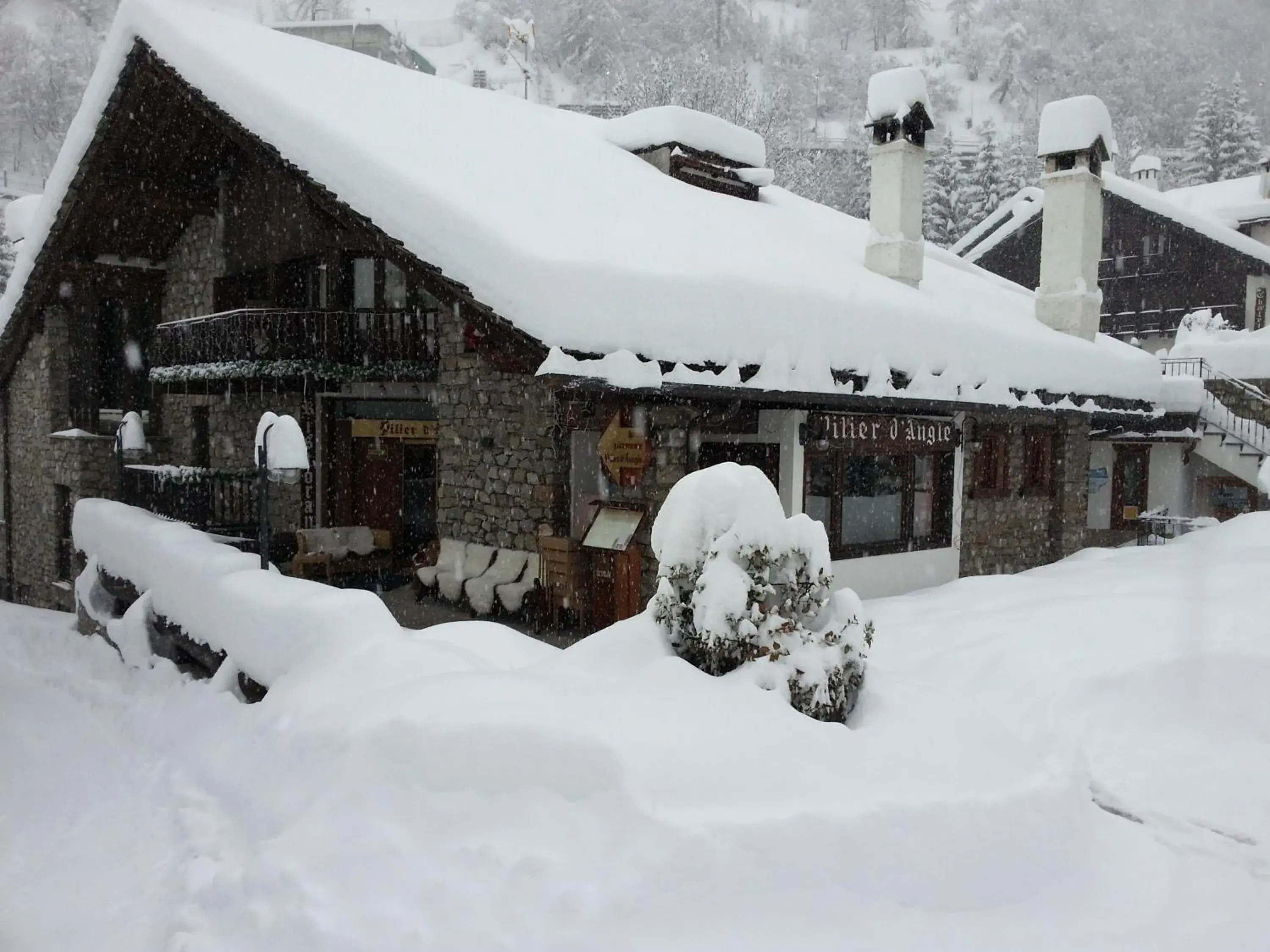 Facade/entrance, Winter in Hotel Pilier D'Angle & Wellness