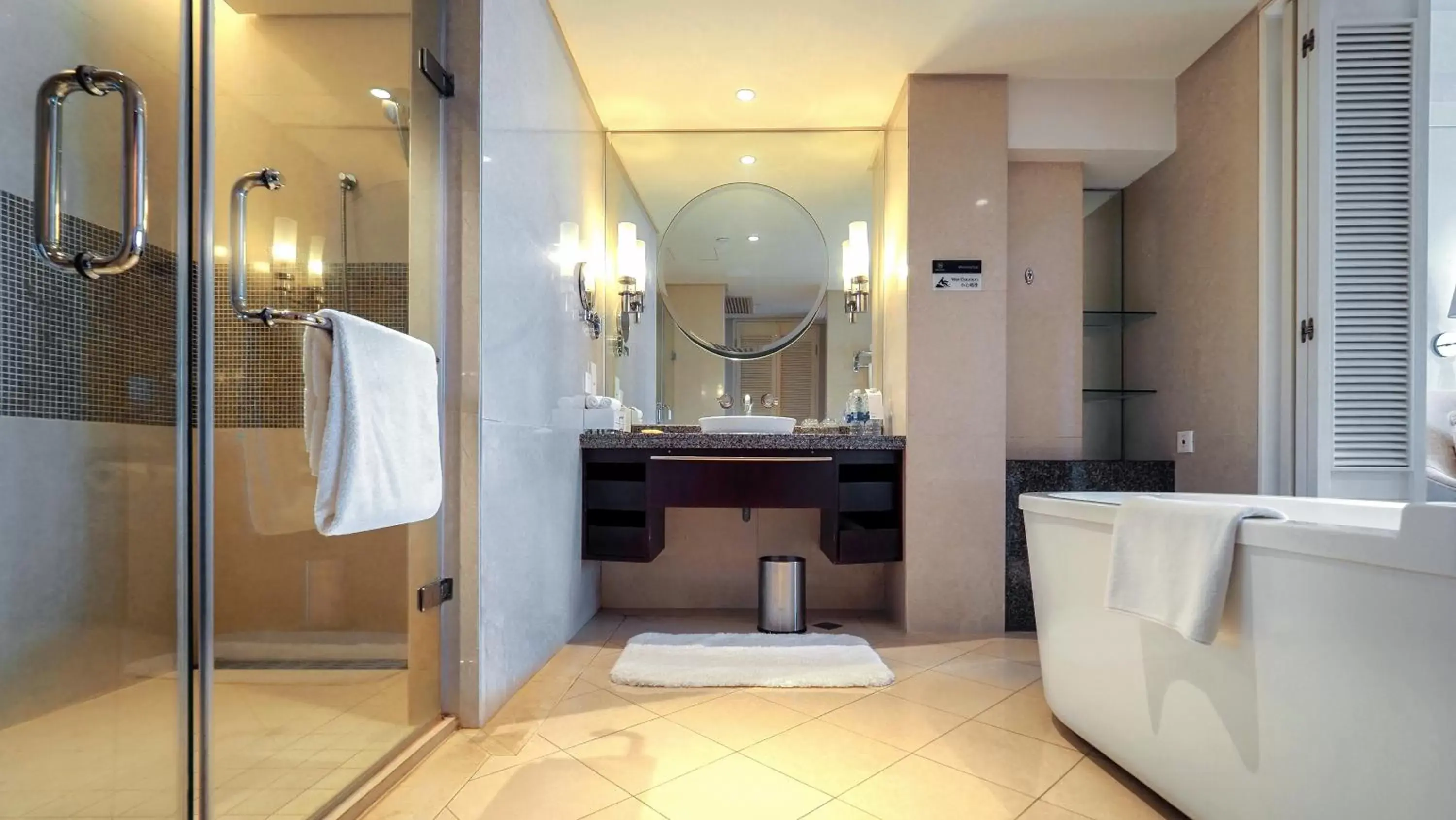 Bathroom in Sheraton Haikou Hotel