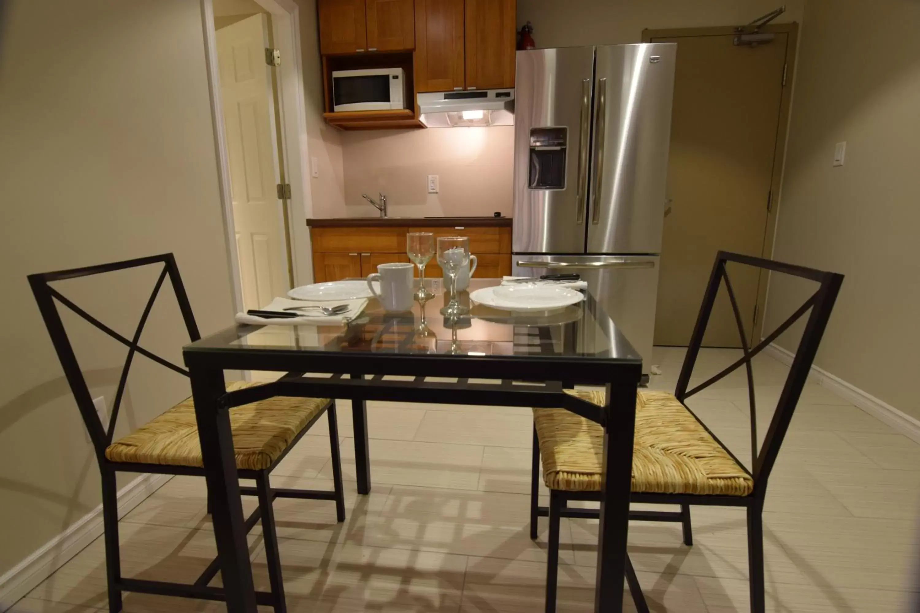 Kitchen or kitchenette, Dining Area in The Lion Inn & Suites