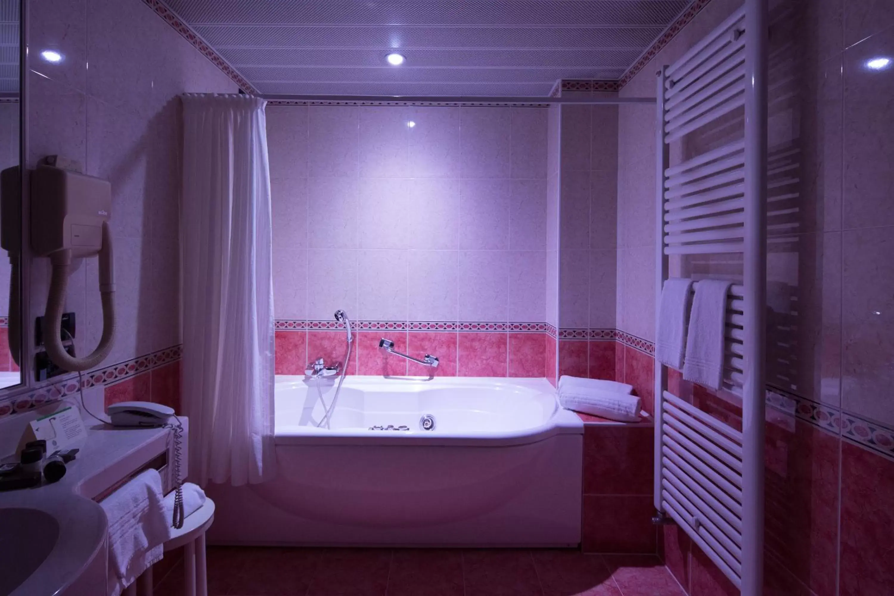 Hot Tub, Bathroom in Bonotto Hotel Belvedere