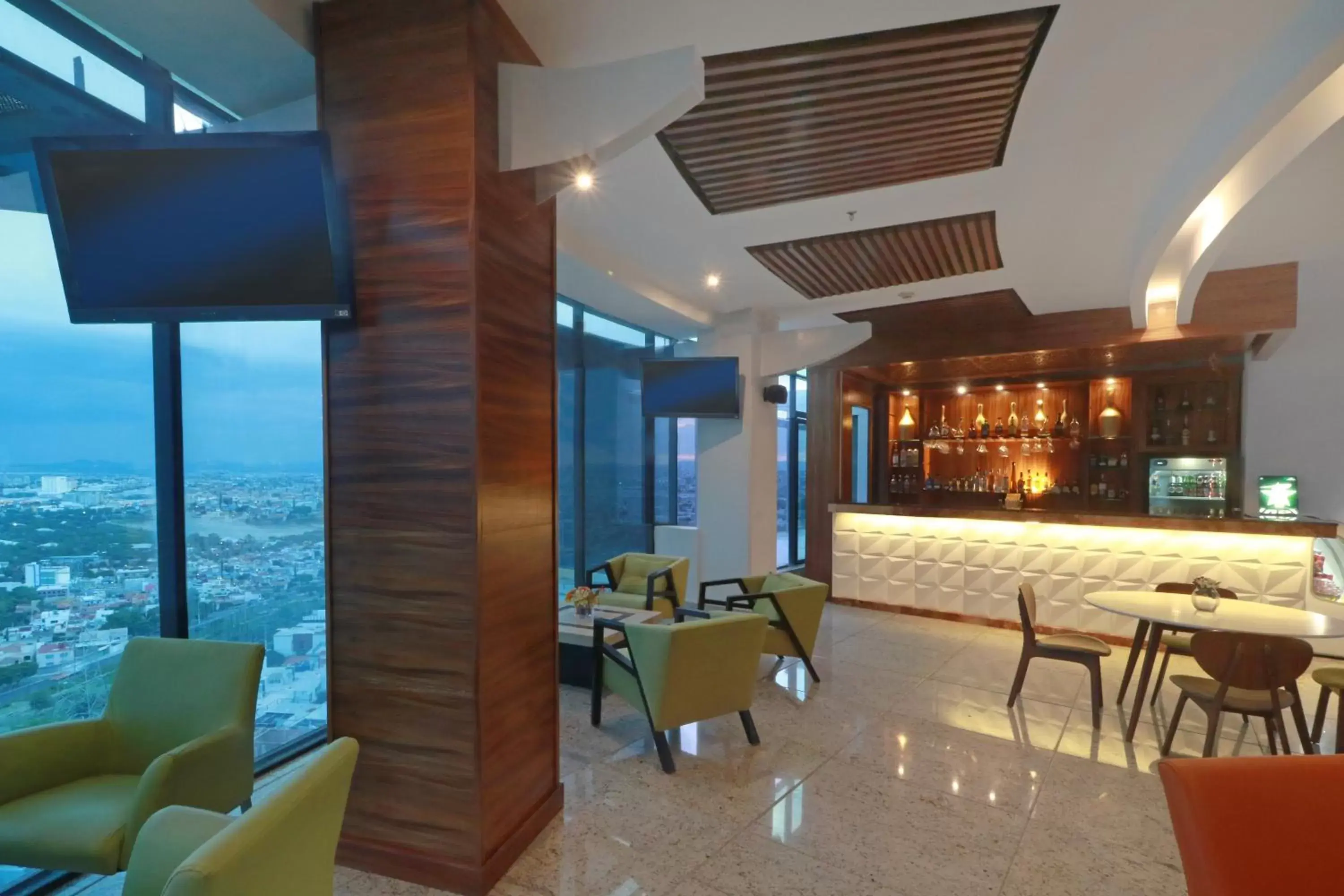 Lounge or bar, Lounge/Bar in Holiday Inn Queretaro Zona Diamante, an IHG Hotel