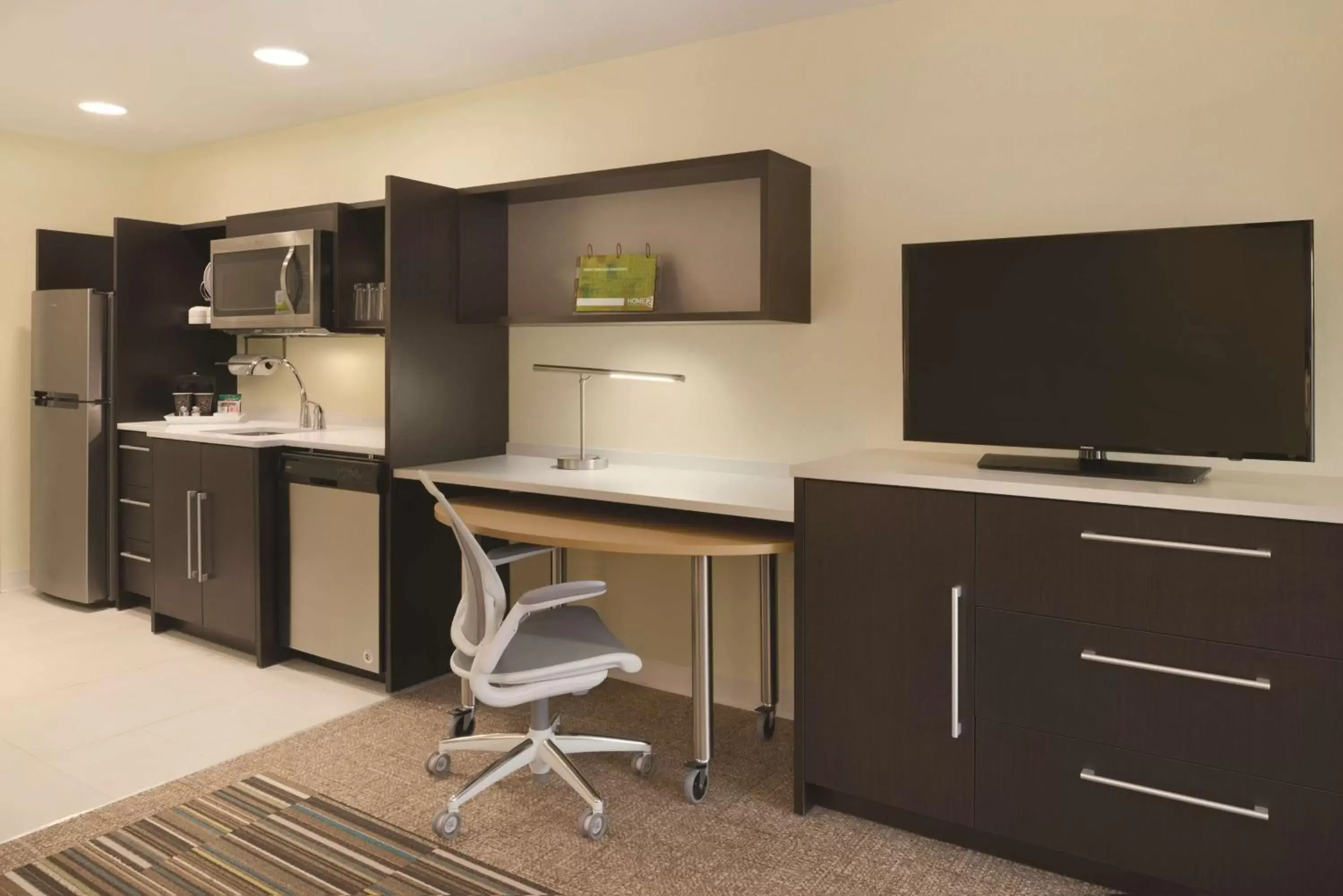 Bedroom, TV/Entertainment Center in Home2 Suites By Hilton Iowa City Coralville