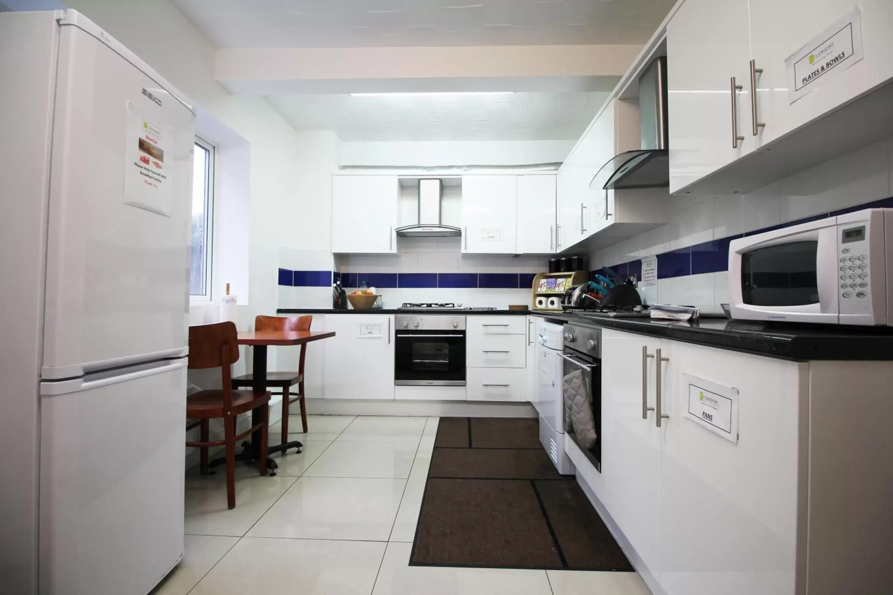 Communal kitchen, Kitchen/Kitchenette in Flexistay Aparthotel Sutton