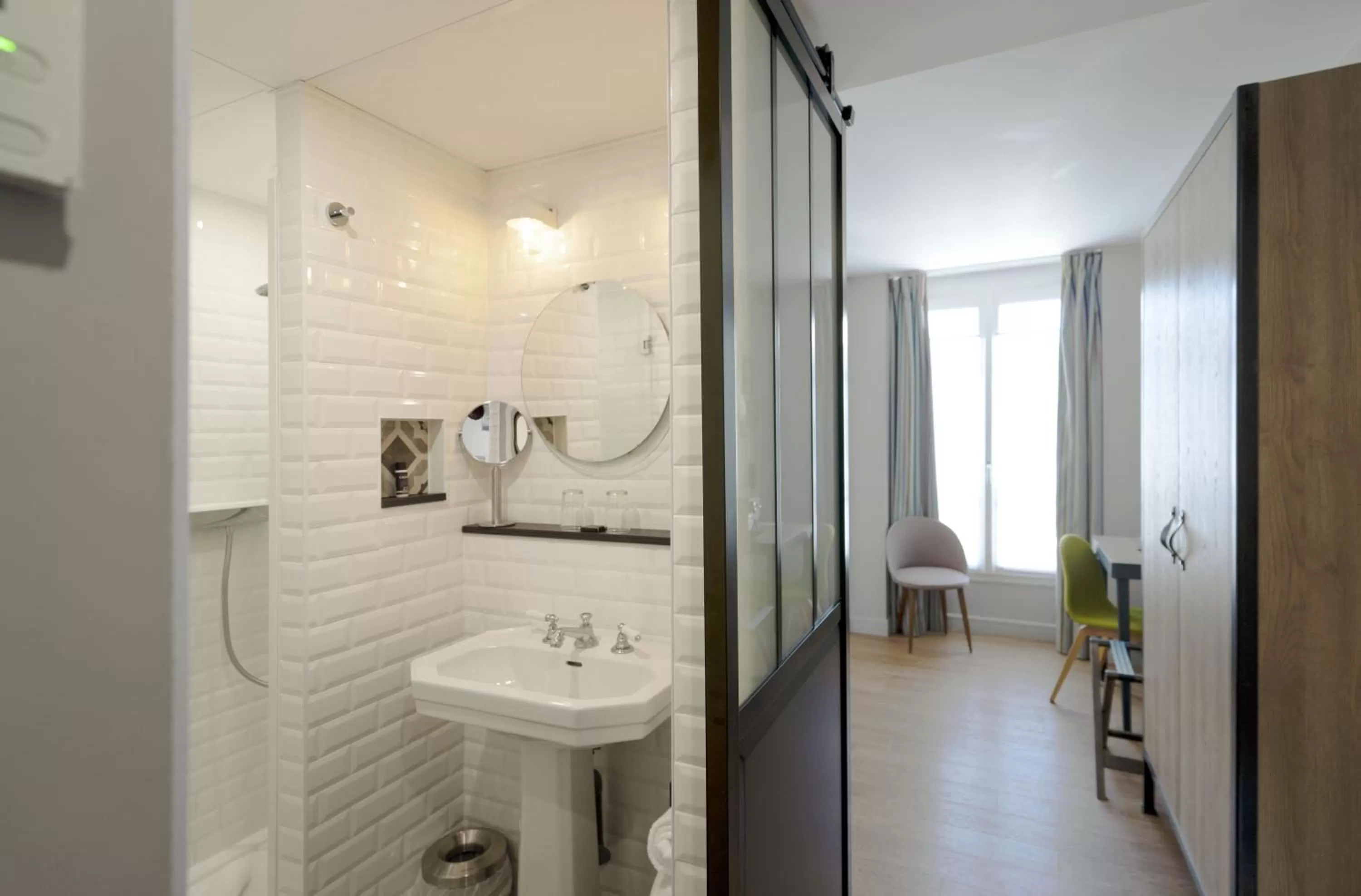 Shower in Hotel Litteraire Marcel Ayme, BW Premier Collection