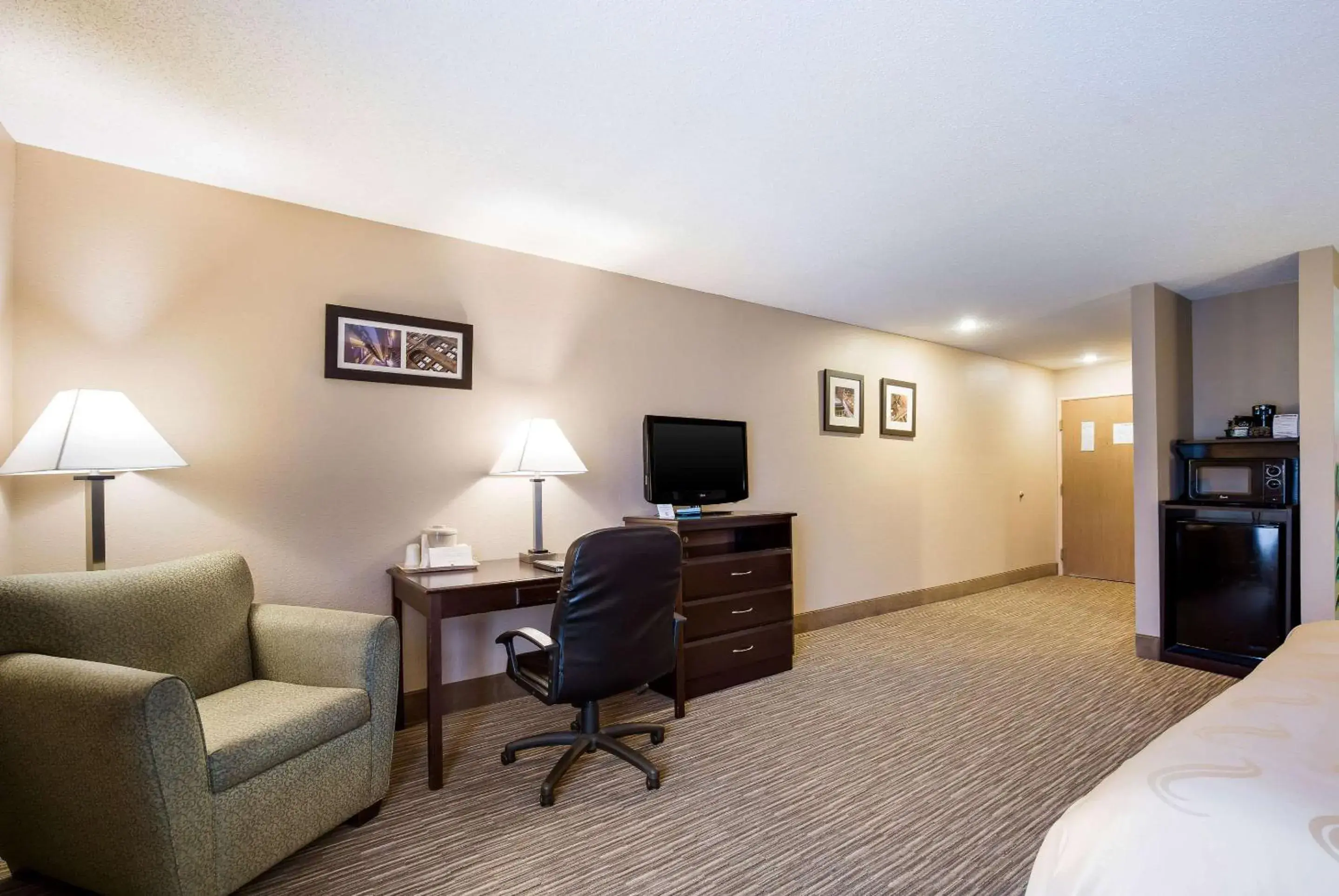 Photo of the whole room, TV/Entertainment Center in Quality Inn I-70 Near Kansas Speedway