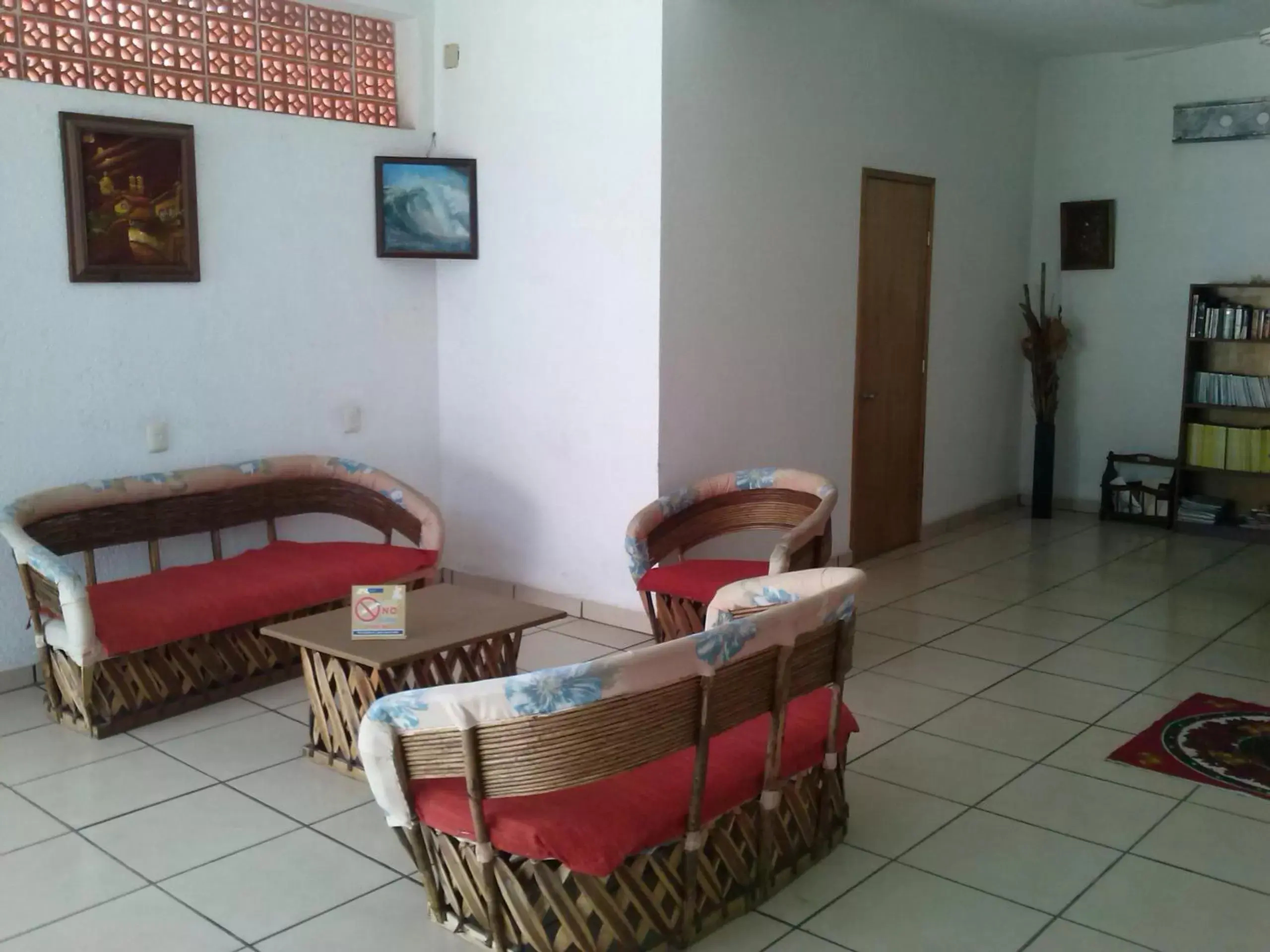 Lounge or bar, Dining Area in Hotel Sarabi