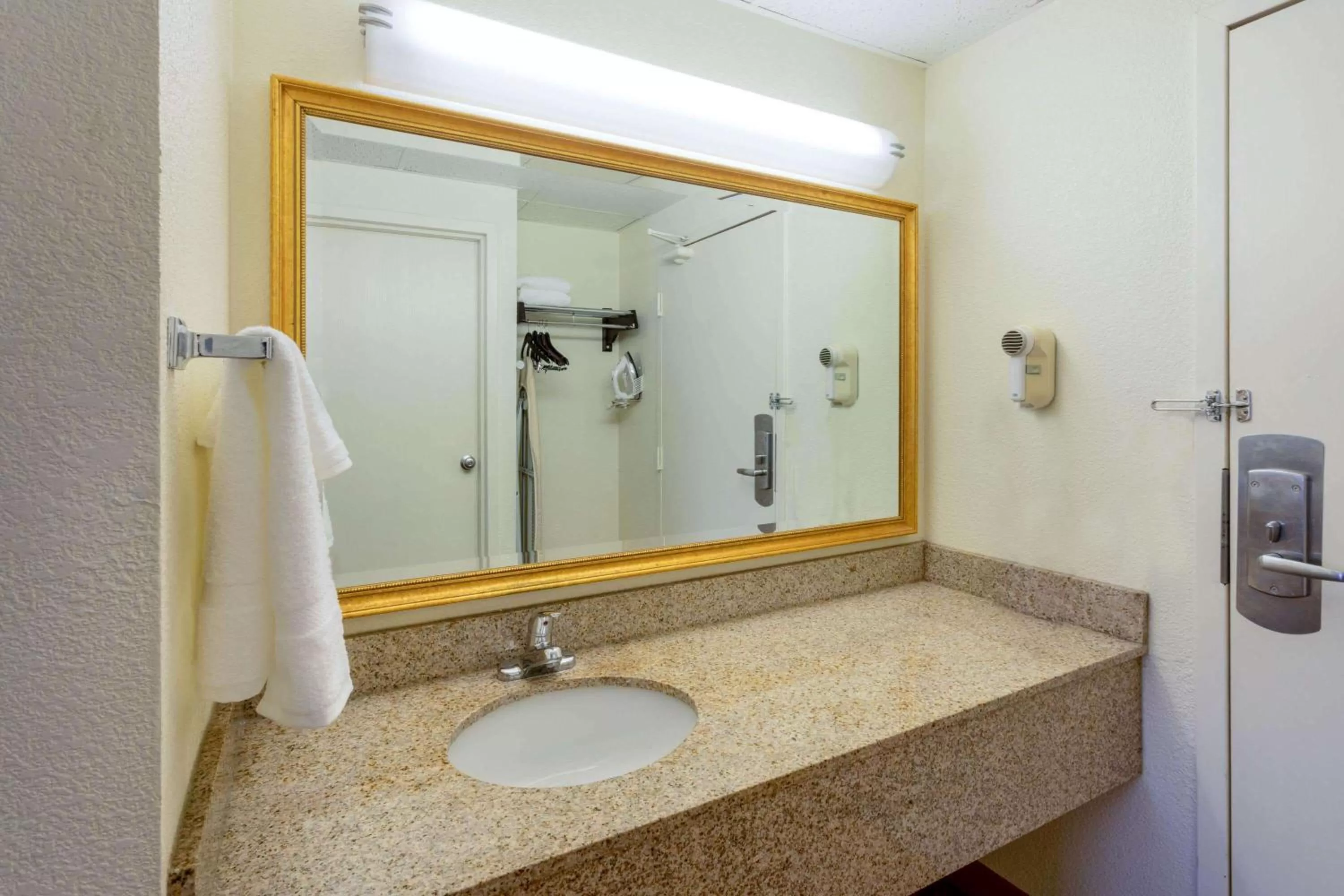 Bathroom in La Quinta Inn by Wyndham Minneapolis Airport Bloomington