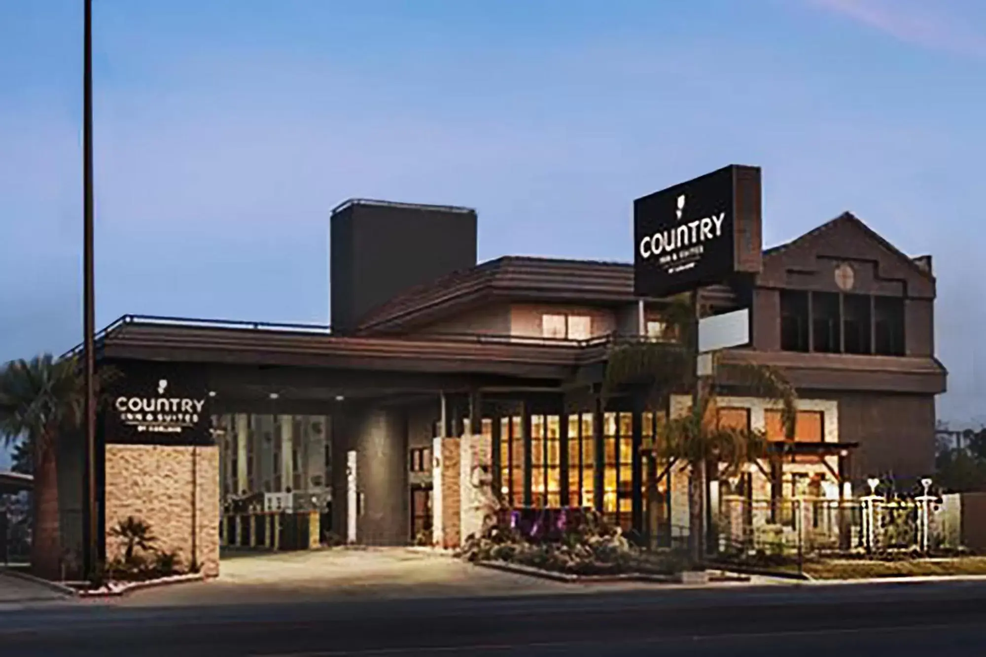 Property Building in Country Inn & Suites by Radisson, Bakersfield, CA