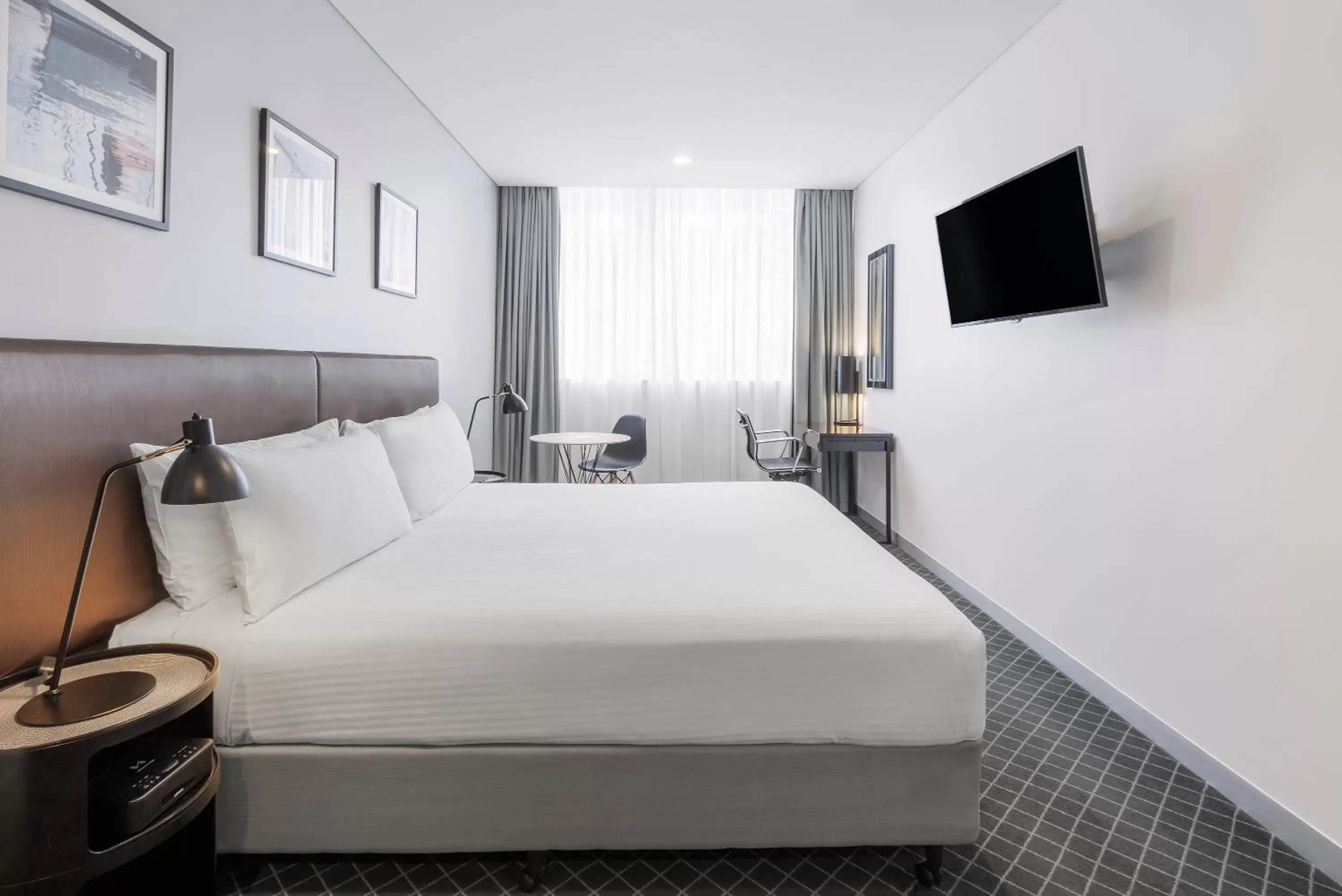 Bedroom, Bed in Holiday Inn & Suites Sydney Bondi Junction, an IHG Hotel