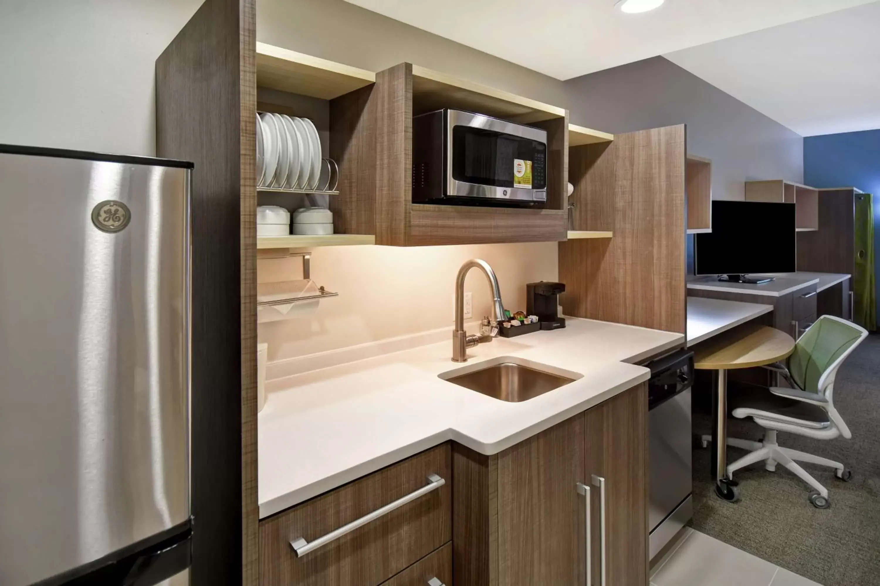 Bedroom, Kitchen/Kitchenette in Home2 Suites By Hilton Frankfort