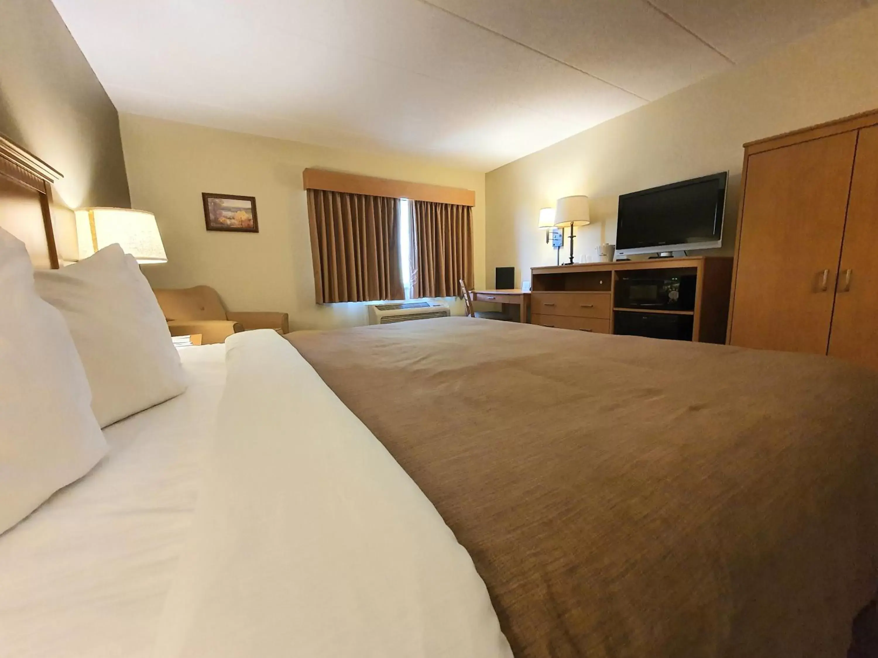 Bed in AmeriVu Inn and Suites - Waconia