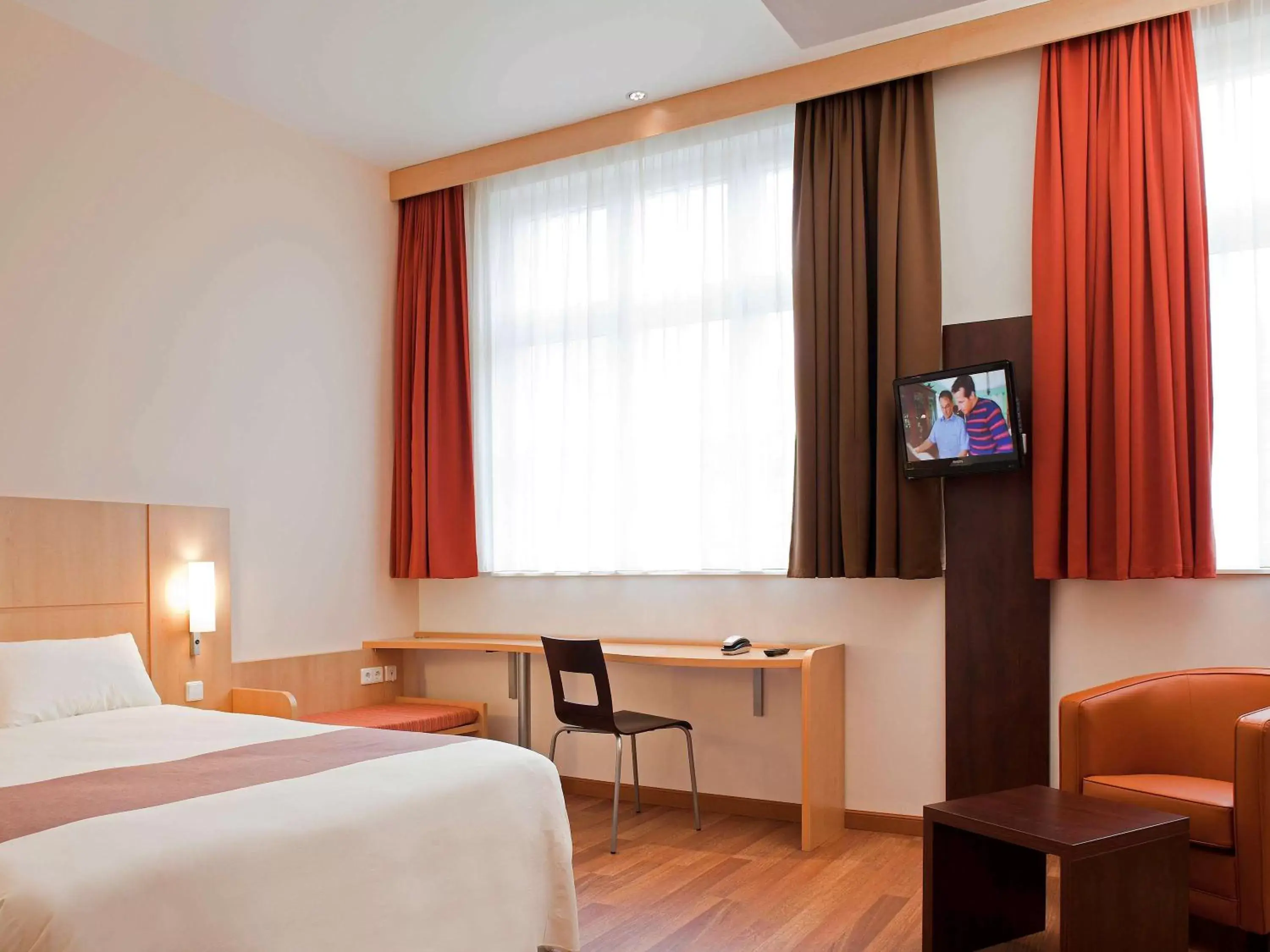 Photo of the whole room, TV/Entertainment Center in ibis Karlsruhe Hauptbahnhof