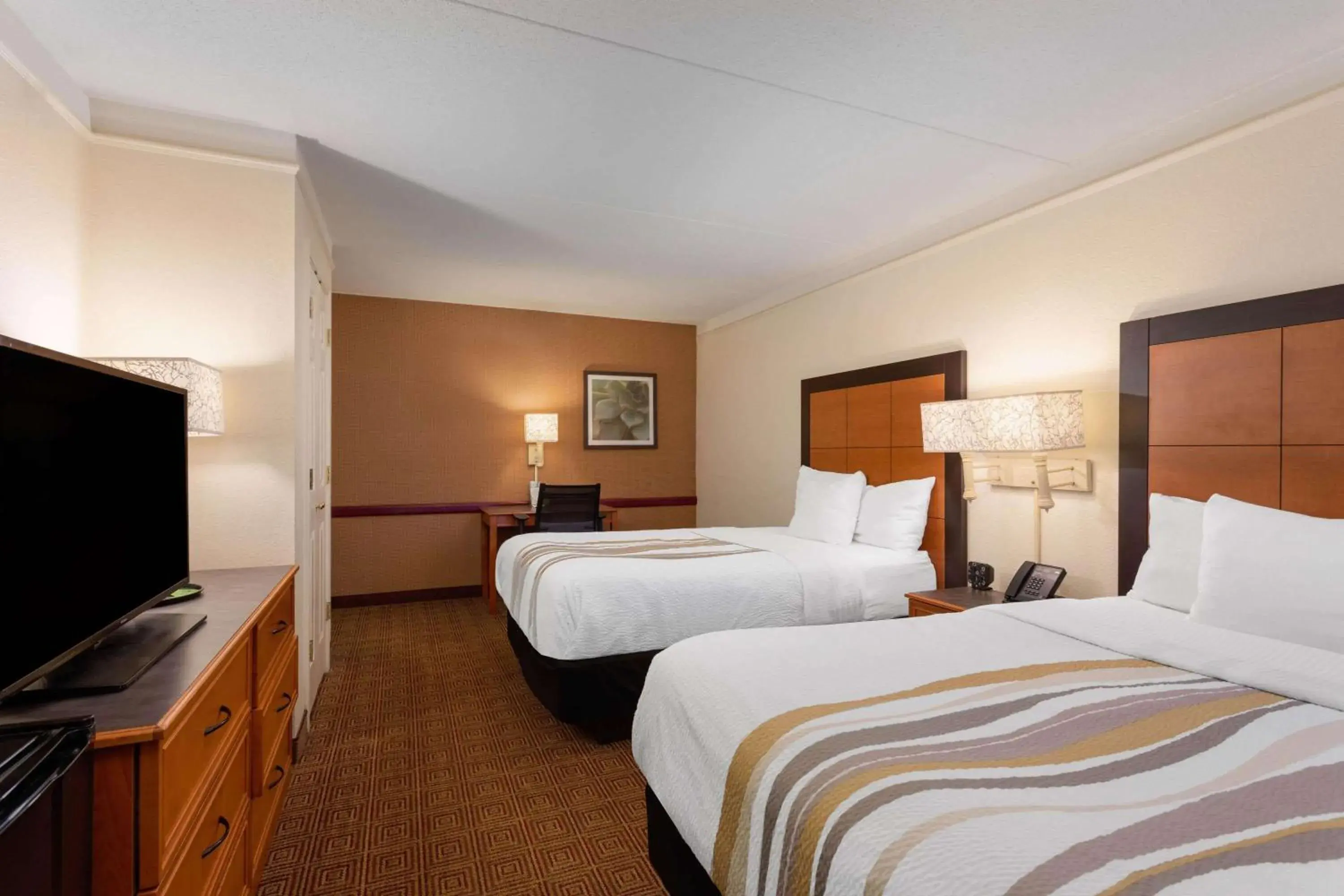 Photo of the whole room, Bed in La Quinta Inn by Wyndham Huntsville Research Park