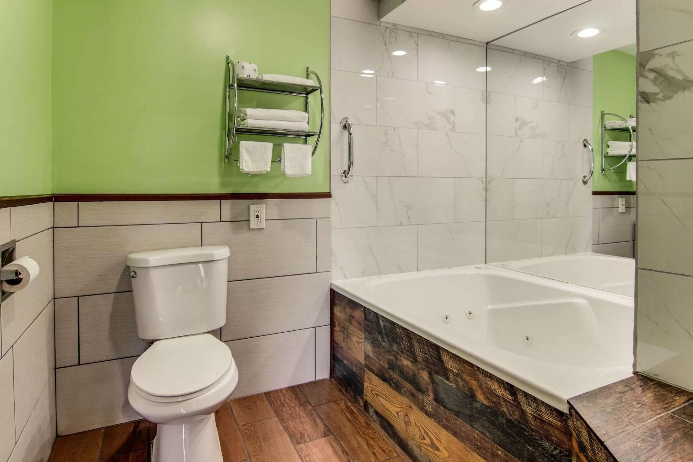 Bathroom in Econo Lodge Cadillac by Choice