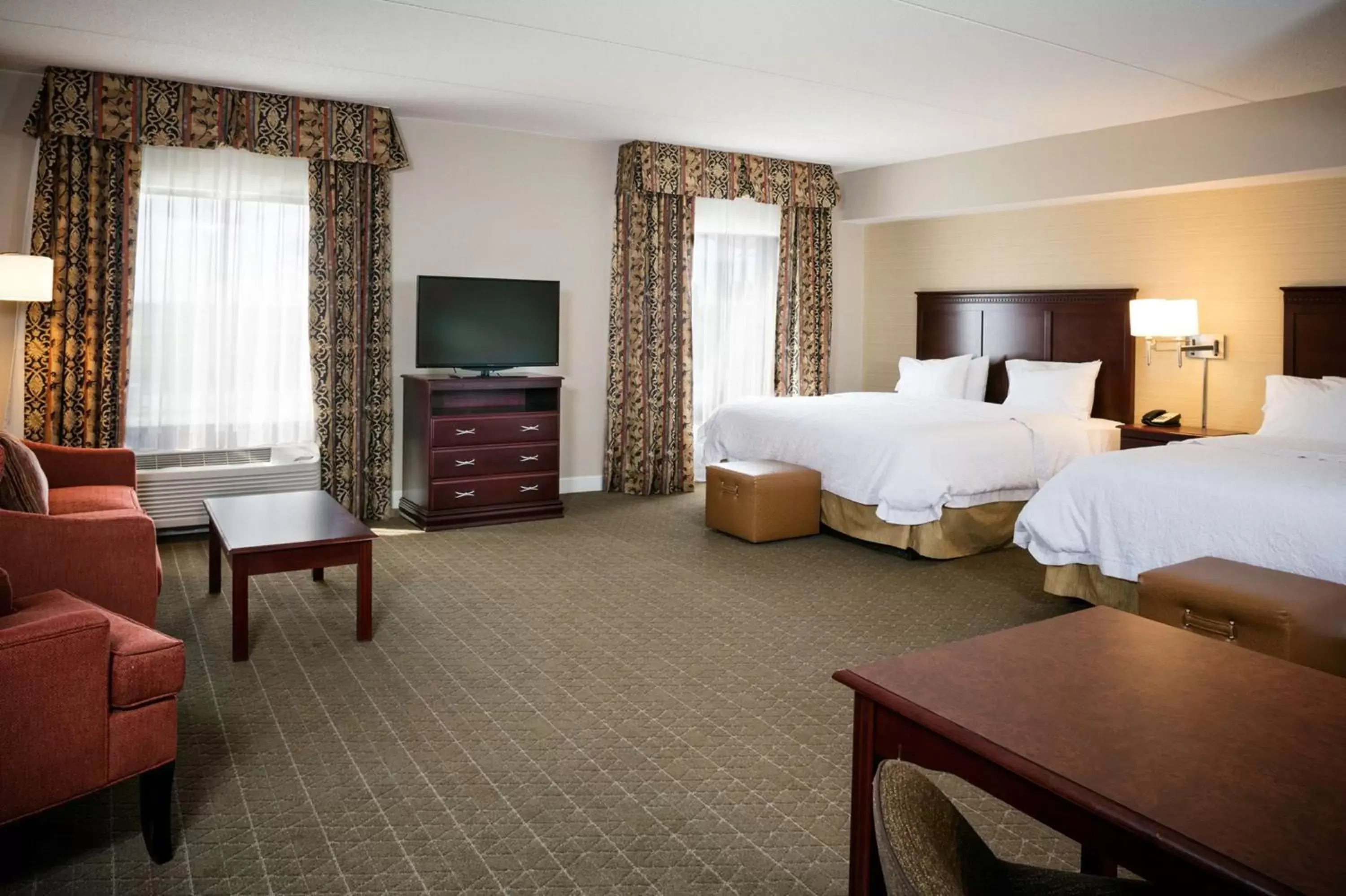 Bed in Hampton Inn & Suites Toledo-Perrysburg