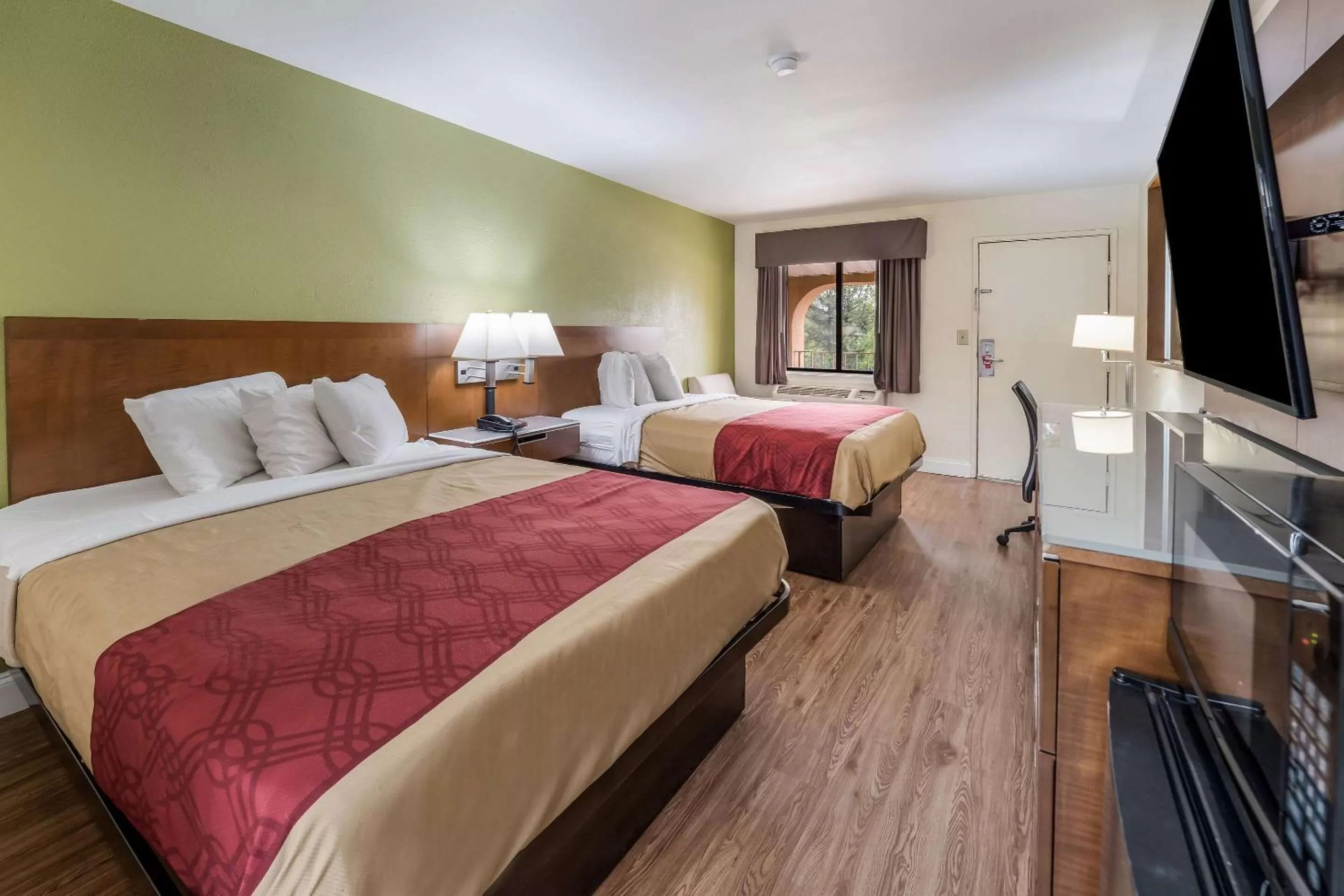 Photo of the whole room, Bed in Econo Lodge Atlanta Airport East