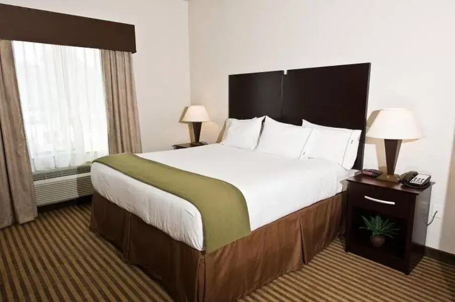 Bed in Holiday Inn Express and Suites Heber Springs, an IHG Hotel