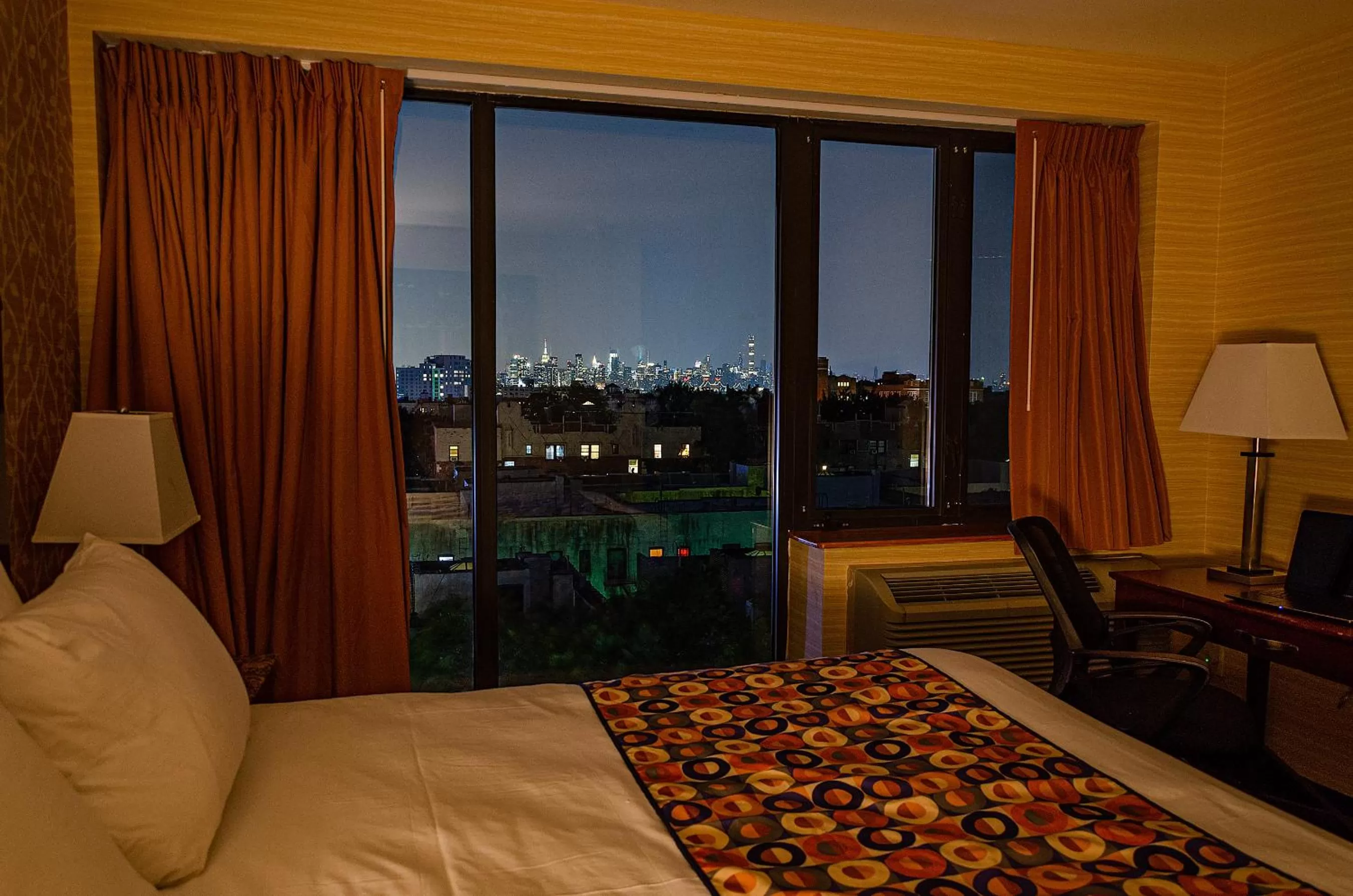 Photo of the whole room, Bed in Elmhurst Hotel