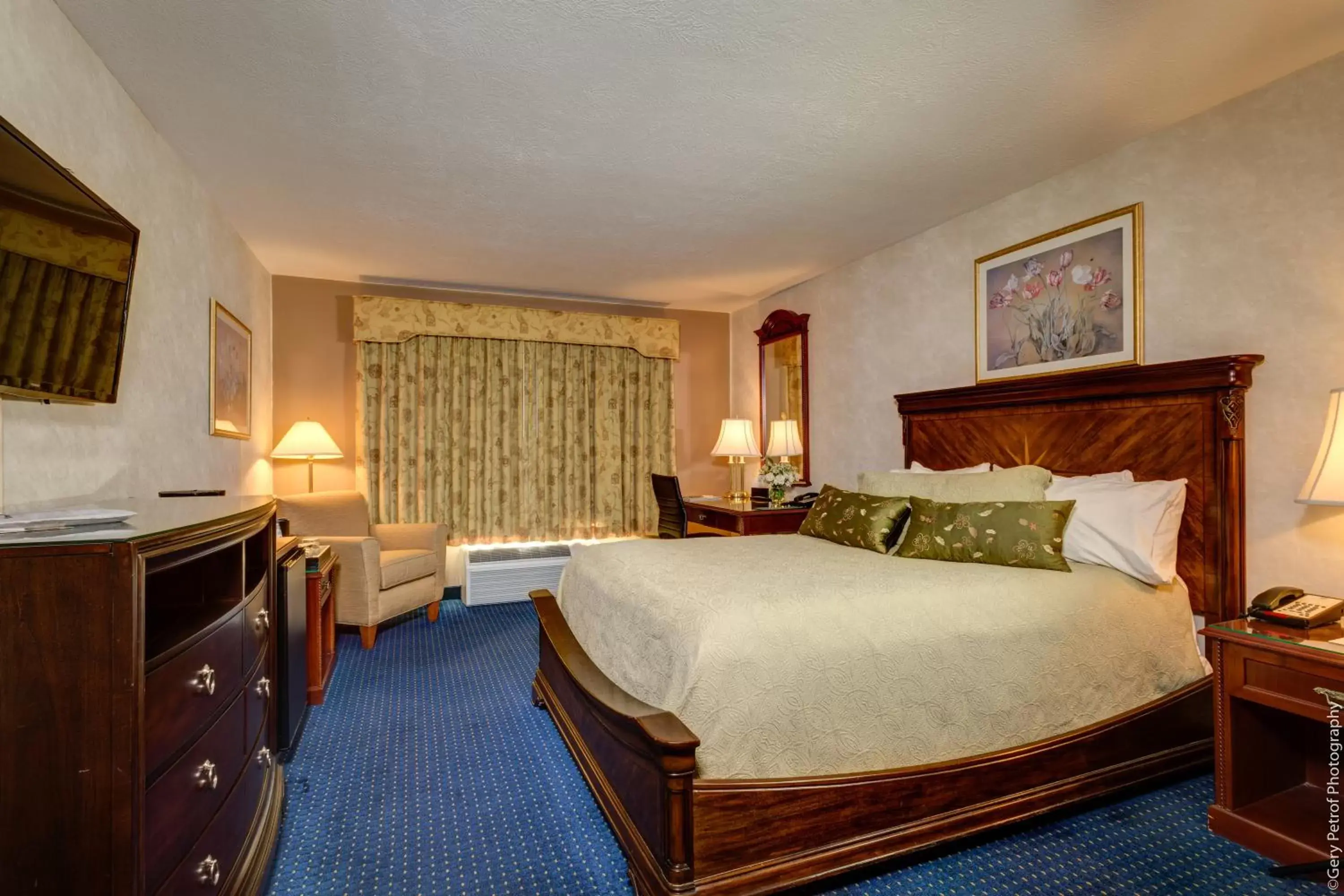 Bed in Best Western Plus Mentor-Cleveland Northeast