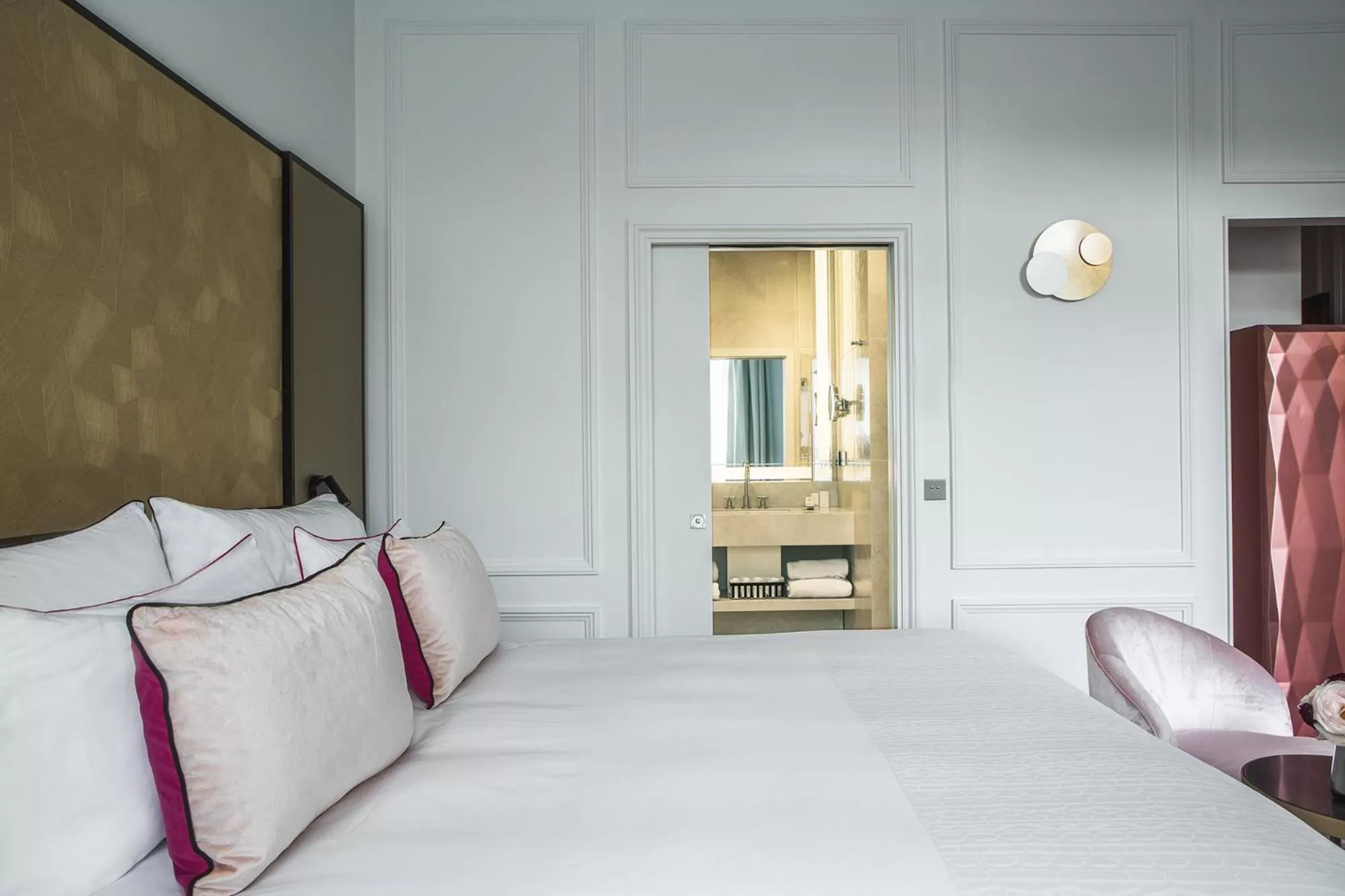 Property building, Bed in Fauchon l'Hôtel Paris