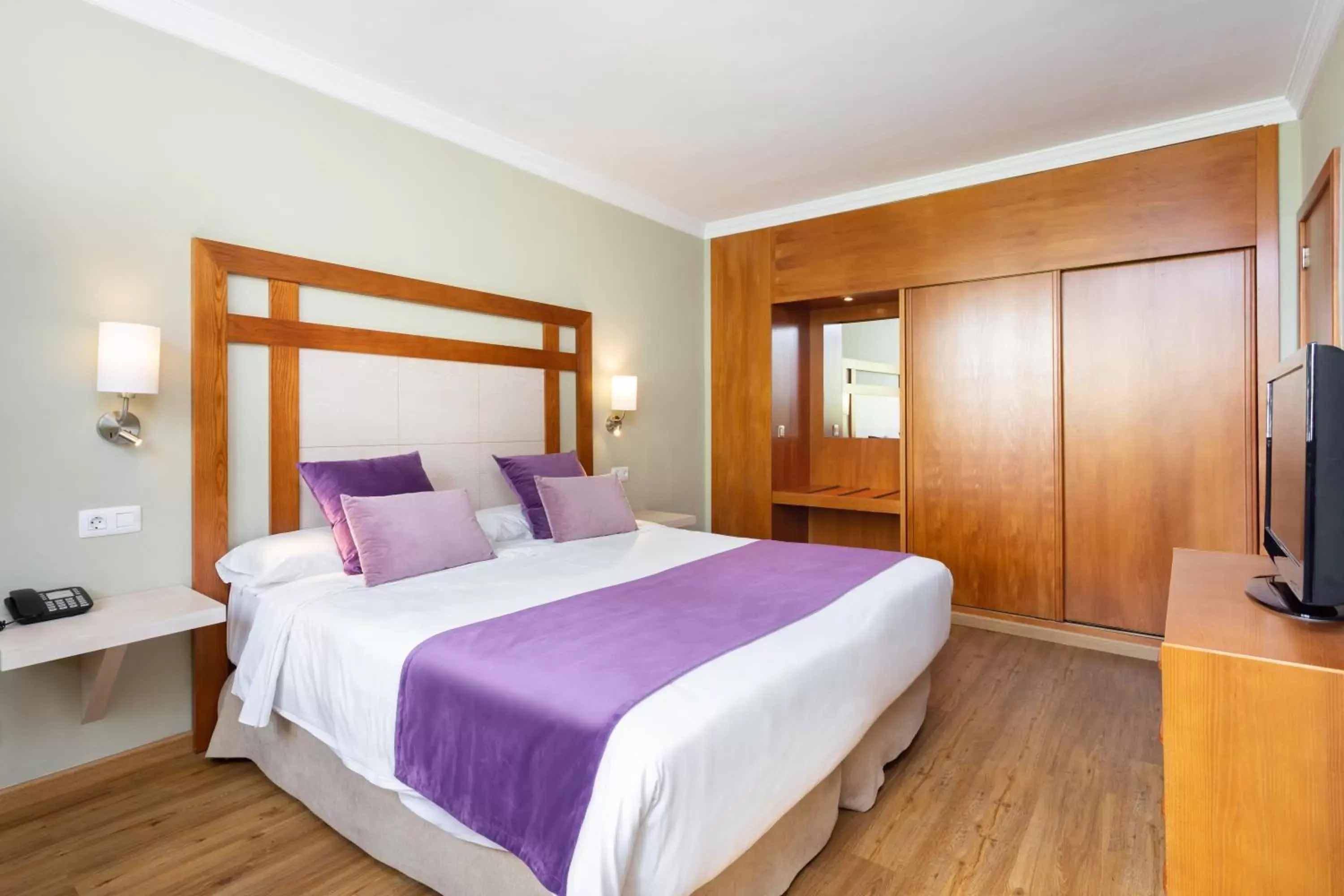 Photo of the whole room, Bed in Hotel Colon Rambla