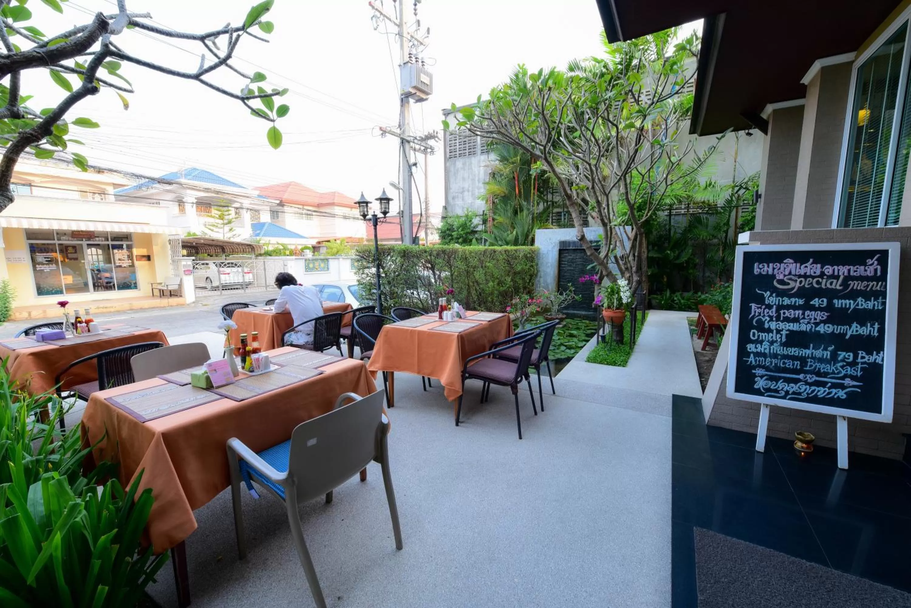 Restaurant/places to eat in Rapeepan Ville Hotel