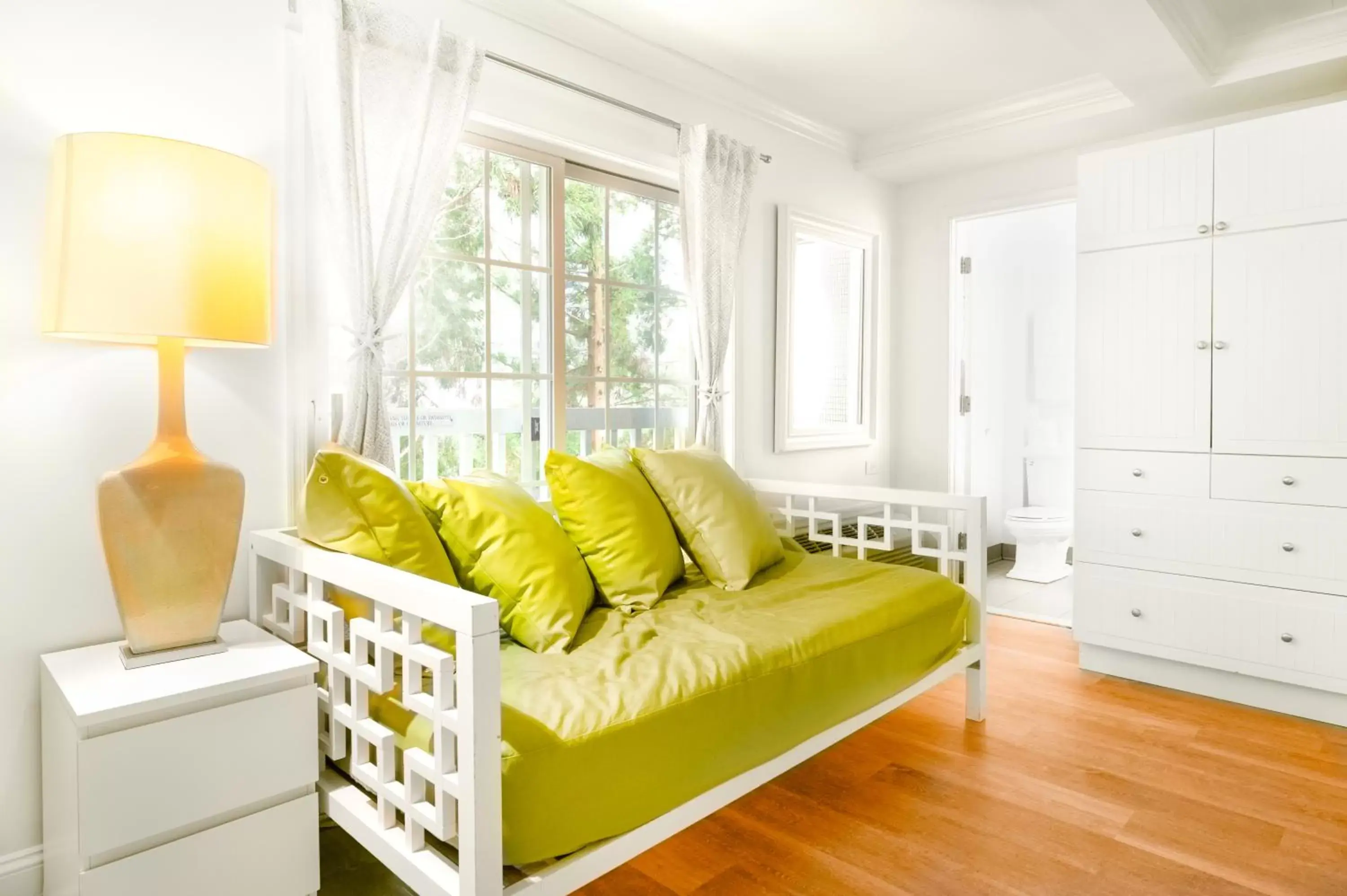 Bed, Seating Area in Canalside Inn