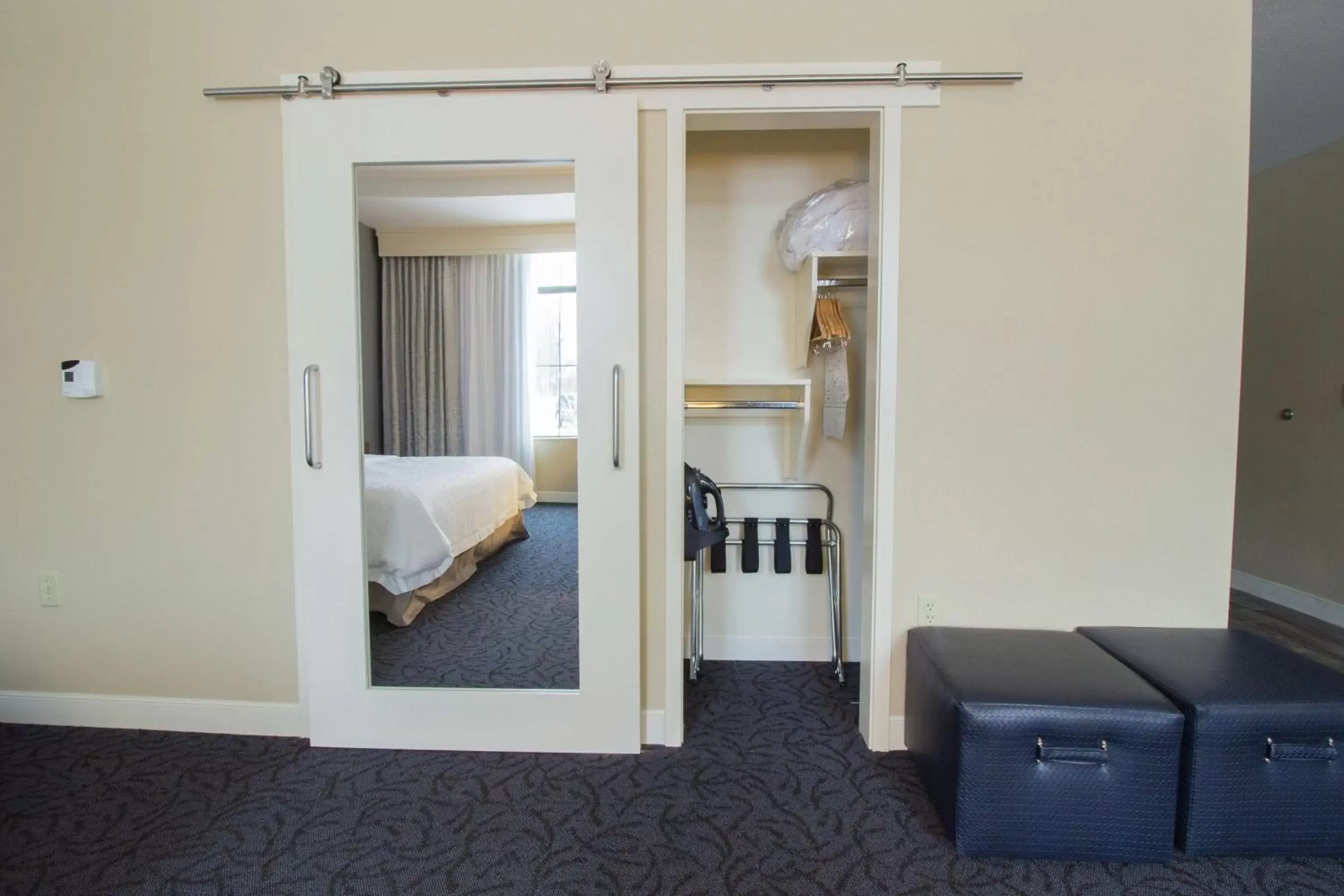 Bed, Bathroom in Hampton Inn & Suites Cazenovia, NY