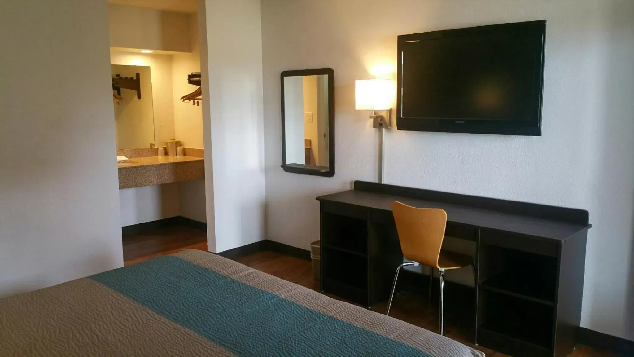 Bedroom, TV/Entertainment Center in Motel 6-Hamilton, AL