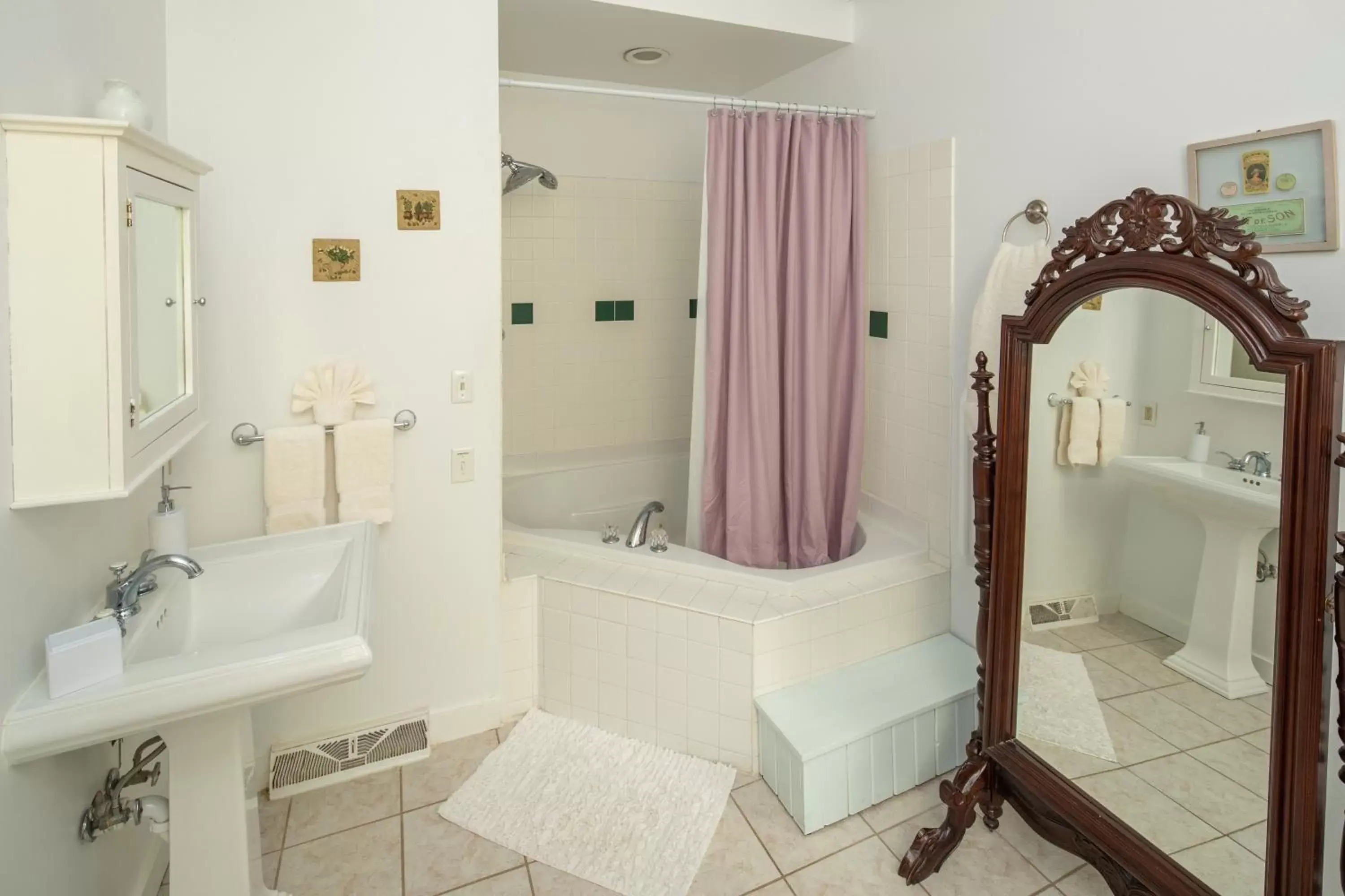 Bathroom in Cloran Mansion Bed & Breakfast