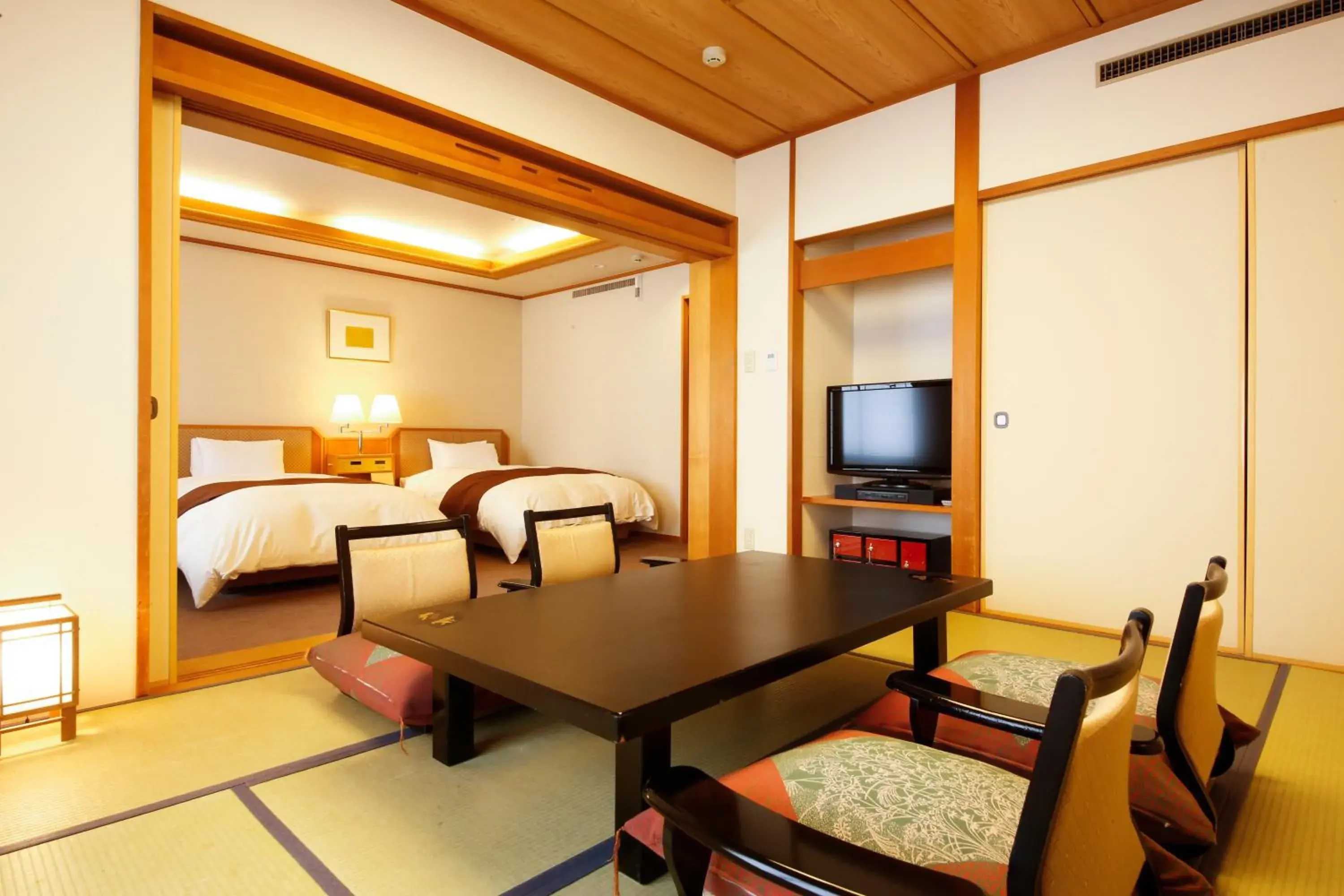 Standard Twin Room with Tatami Area - single occupancy - Non-Smoking - Tenryokaku Wing in Takayama Green Hotel Standard Twin Room with Tatami Area - single occupancy - Non-Smoking - Tenryokaku Wing in Takayama Green Hotel