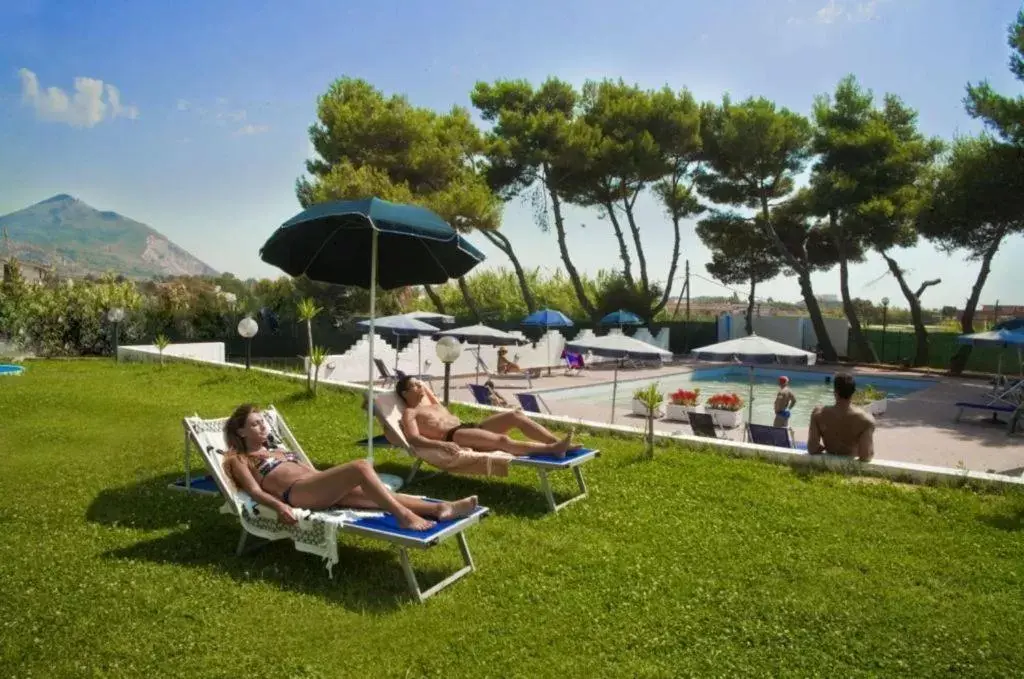 Garden, Swimming Pool in Hotel Sinuessa Terme