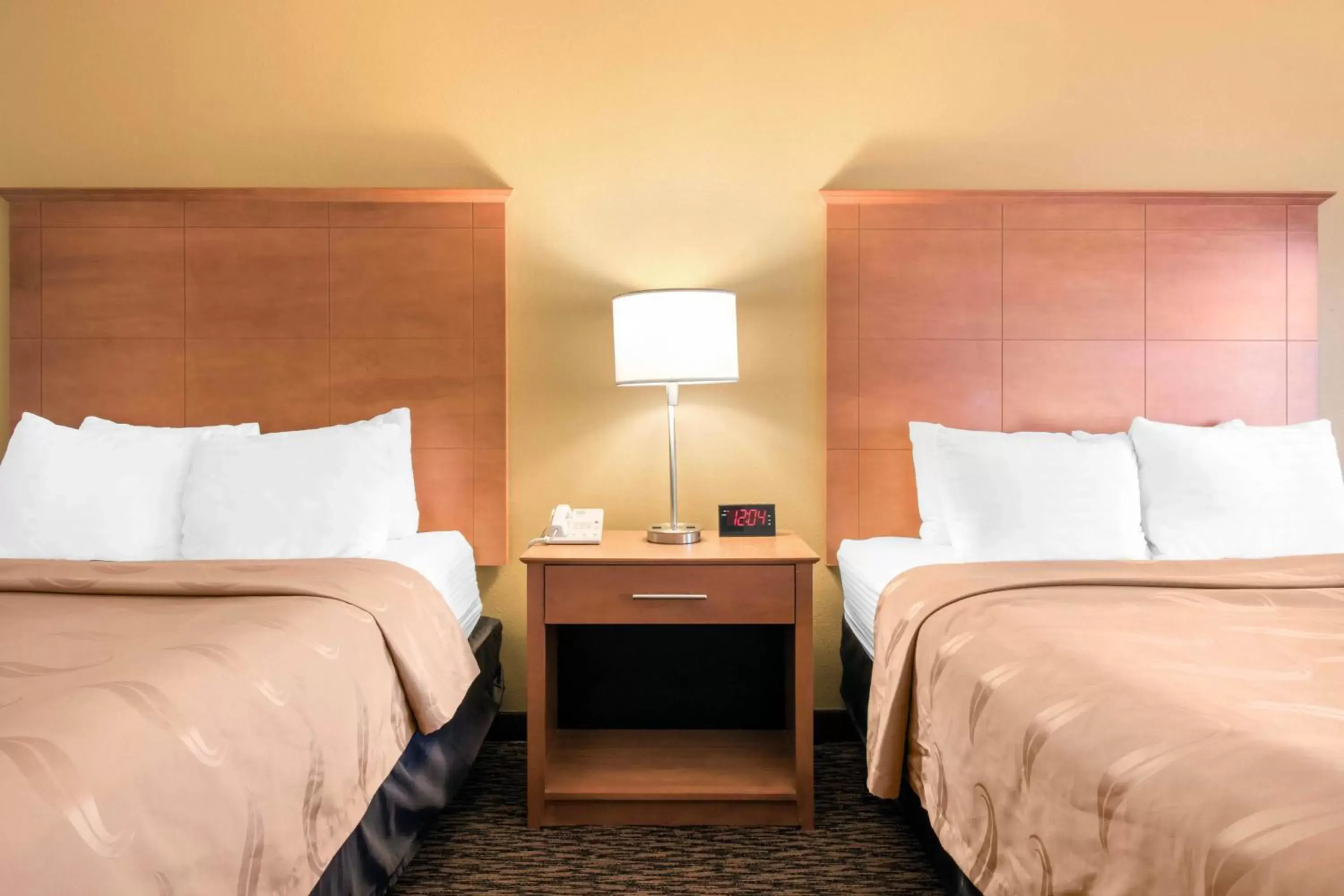 Bed in Clarion Hotel & Suites University-Shippensburg