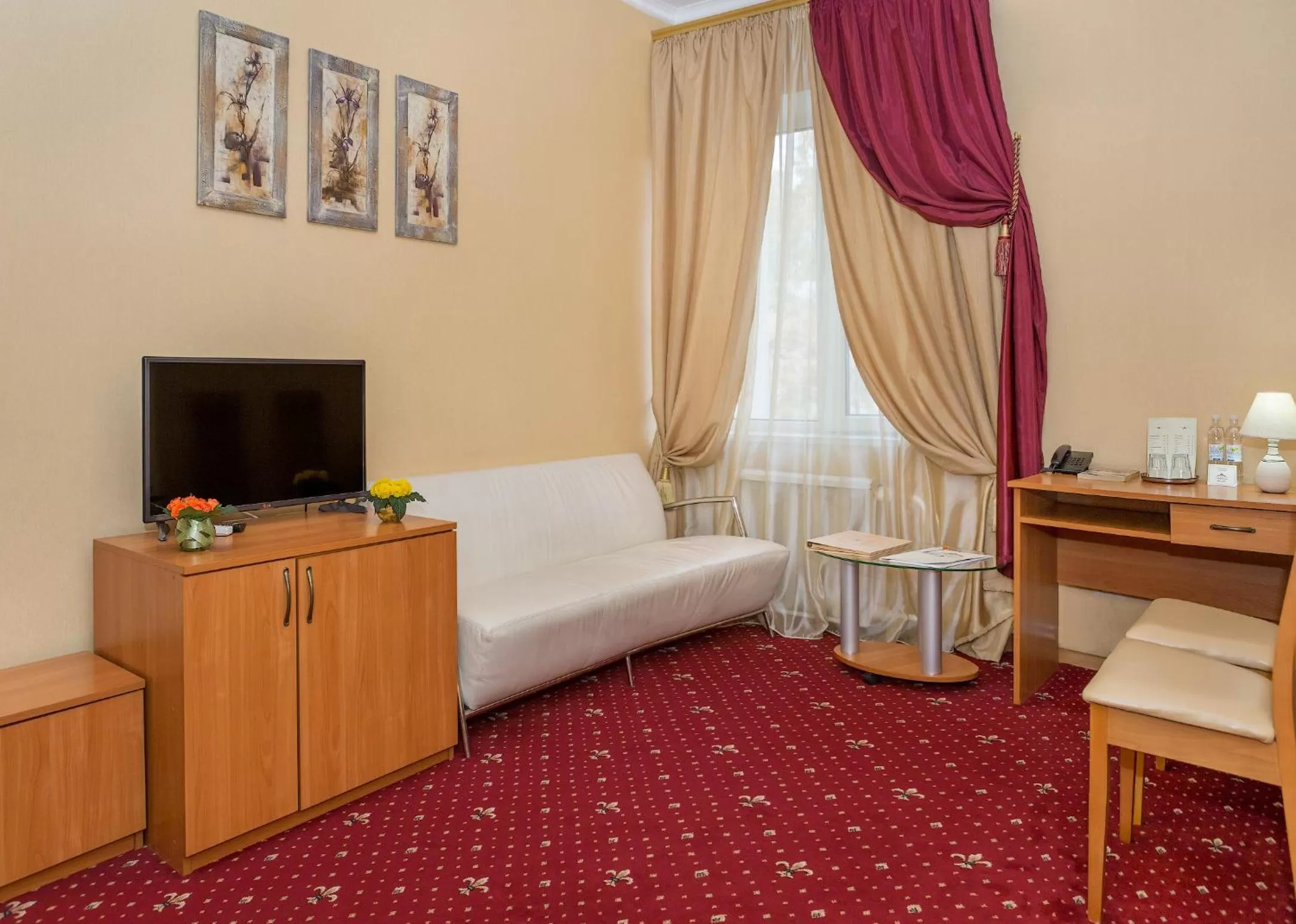 TV and multimedia, TV/Entertainment Center in Lermontovskiy Hotel