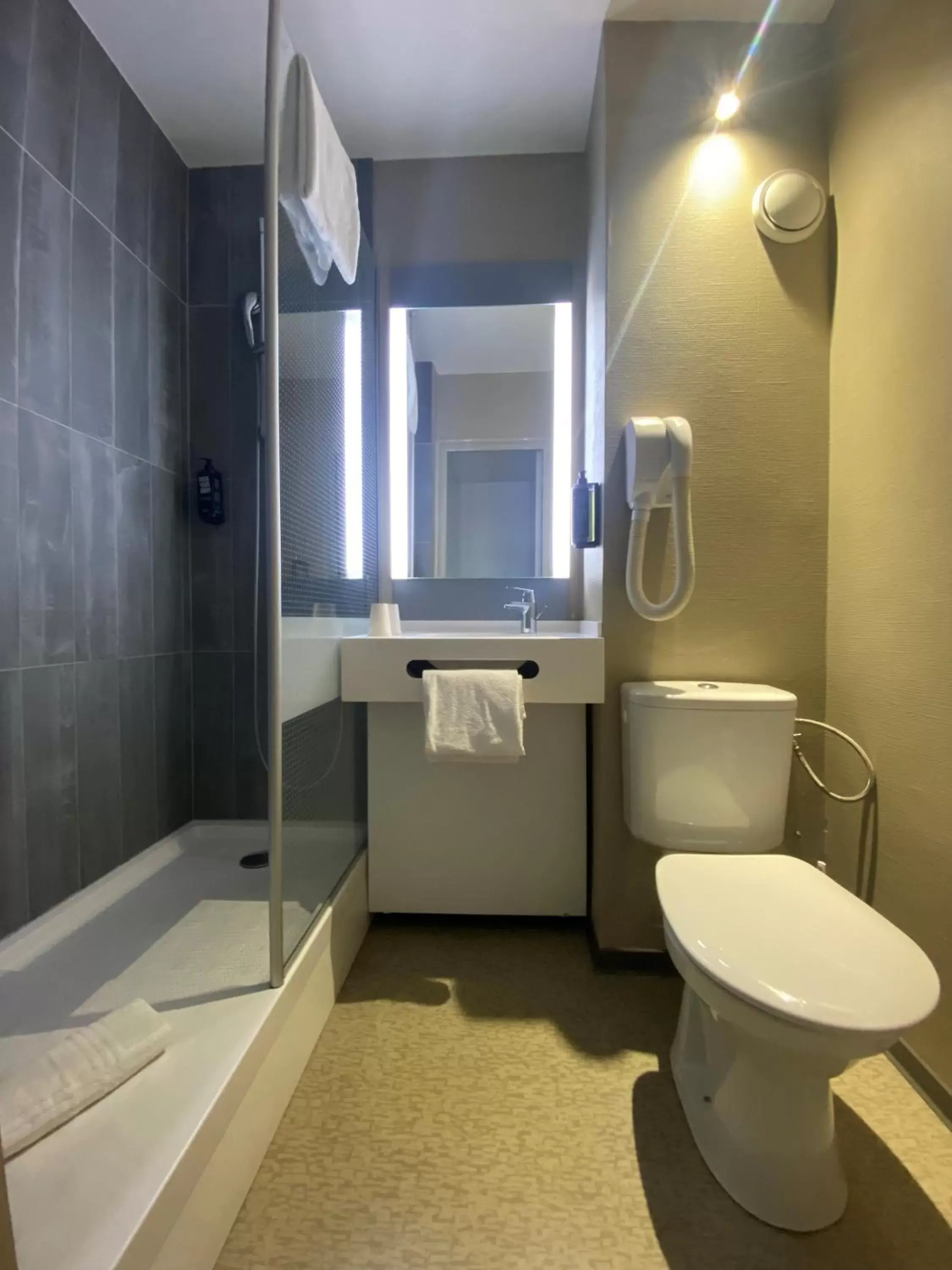 Shower, Bathroom in ibis Boulogne sur Mer Centre les Ports