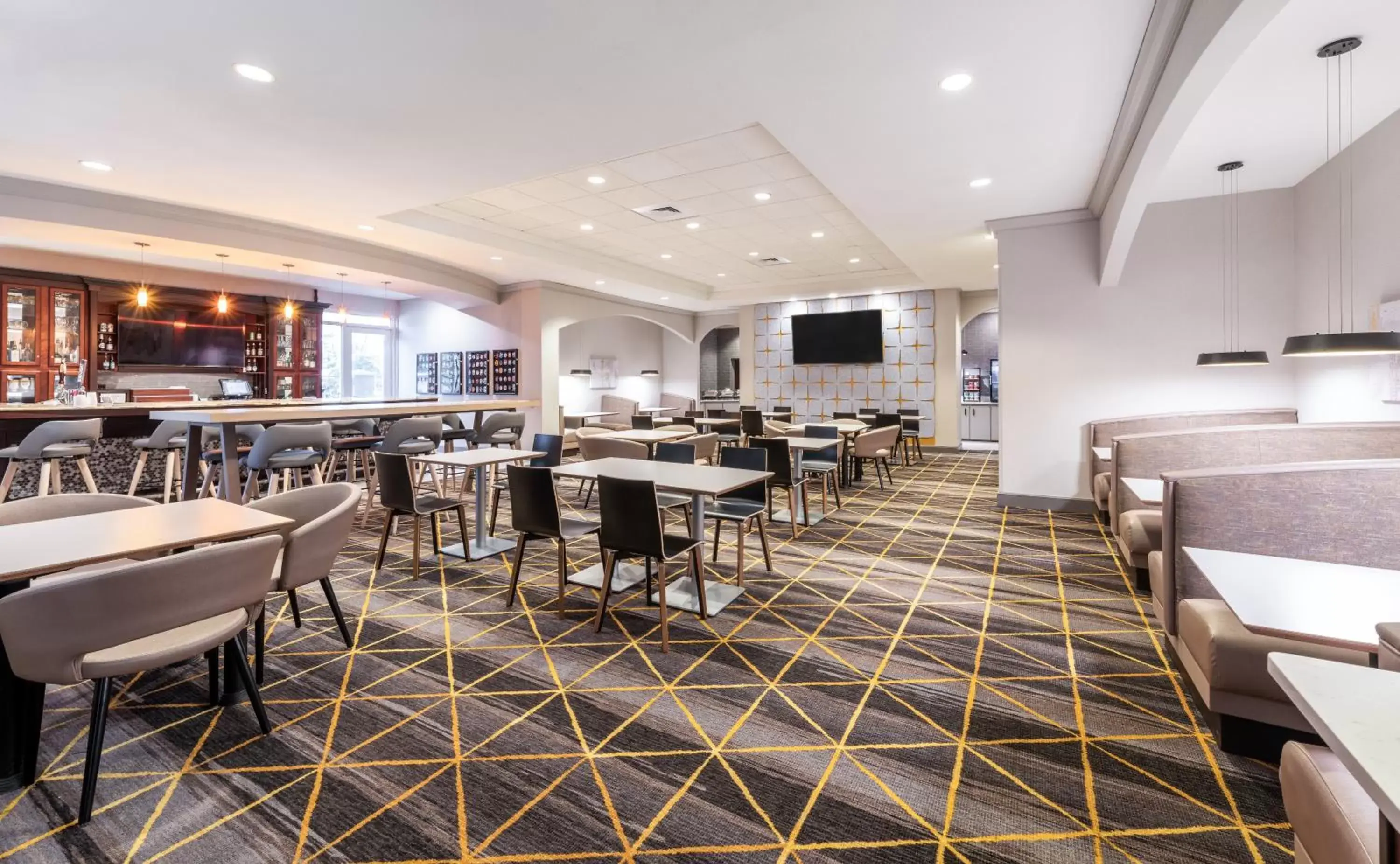 Lounge or bar, Restaurant/Places to Eat in Holiday Inn Hotel & Suites - Orange Park - Wells Rd.