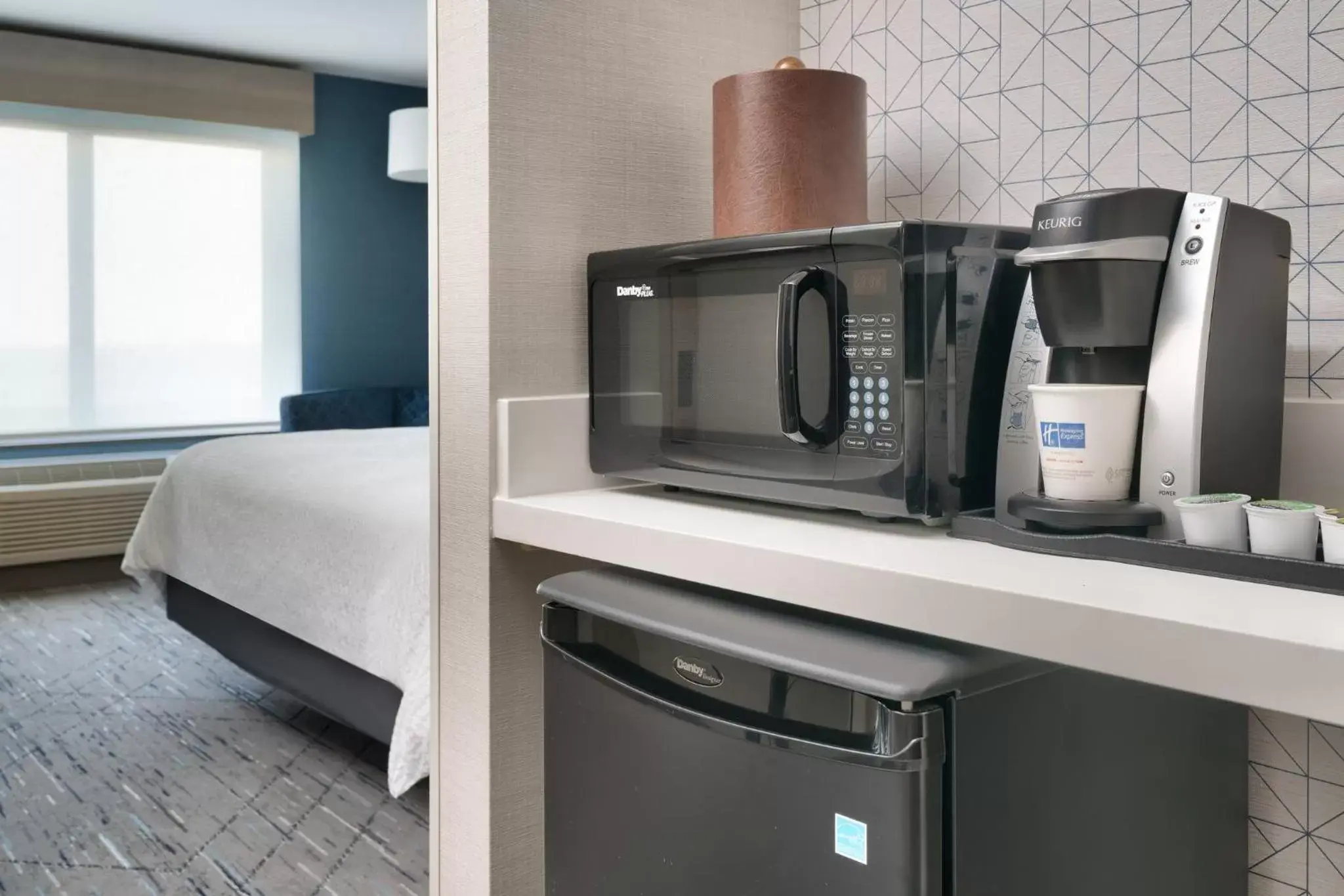 Photo of the whole room, Kitchen/Kitchenette in Holiday Inn Express and Suites Helena, an IHG Hotel