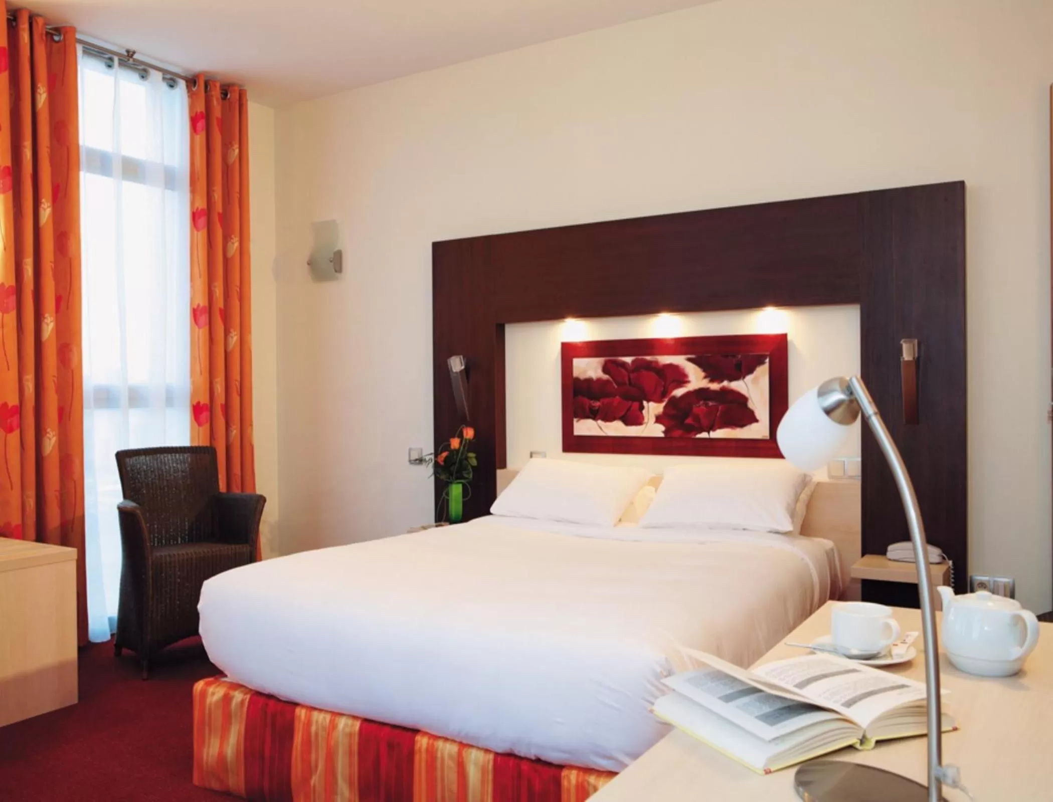 Bedroom, Bed in Hostellerie Saint Vincent Beauvais Aeroport